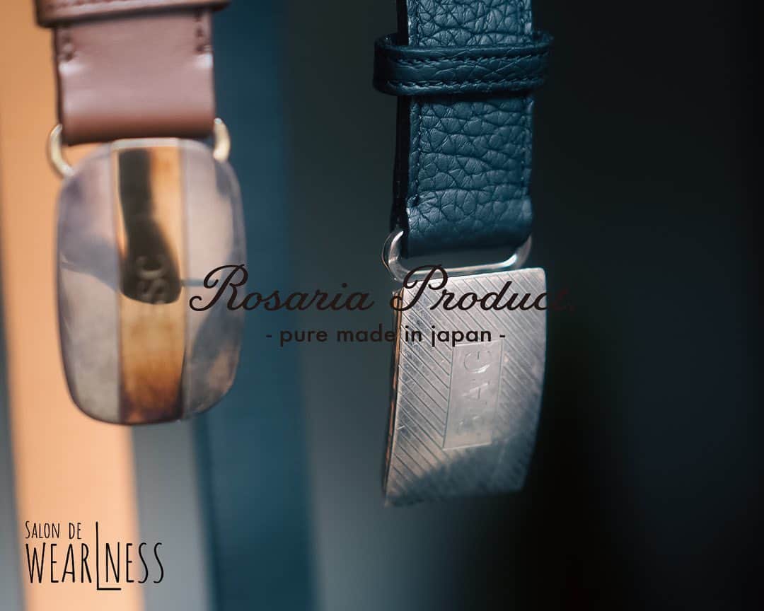 高田朋佳のインスタグラム：「. 【Rosaria Product オーダー会のお知らせ】 11月18日(土) Salon de WEARLNESSにて 13:00〜18:00  ———————————————————————————————— Tiffany社のシルバー925のエンジンターンドバックルは1920’s 頃から生産をされている まさにラグジュアリーバックルのオリジン。 当時はレディースからメンズまでオーダーでイニシャルを入れたり幅が違っていたりとバックル１つ１つの個体を見てもそれぞれに様々な個性があります。  Rosaria Productの細野さんは元々時計ベルトをハンドメイドで製作する職人であり 独立を機に何か自分ならではのことを。という流れでベルトの製作にも携わる様になったそうです。  Tiffany社のヴィンテージバックルだけで言えば、個人で集めることも出来るでしょうしベルトを作れる方も業者の方であれば容易かもしれません。  しかし、僕がRosaria Productさんの製品に惚れ込んだのはビンテージのバックルだけではなくて ベルトとしての完成度や美しさ、そしてそのこだわりです。 まず、使用するレザーのクオリティの高さ。 世界最高峰のタンナーである、フランスのデュピュイ社のトリヨンクレマンスやアノネイ社のボックスカーフ、ヴォーバレニアなどなど、帯に使用するレザーの質感が群を抜いて素晴らしい。 約100年前から存在するシルバー925の美しいバックルに現存する最高峰のレザーをバックルに合わせて一本ずつ漉き微調整をおこない、着用する人に合わせて作られるベルトはもはや工芸品とも呼べるレベルだと感じました。  手間と時間がとても掛かる作業工程を、とても嬉しそうに話す細野さんを見れば仕上がりのクオリティに納得。  プロダクトとしても、温故知新というべきベルトはこの先何年、何十年、大袈裟かもしれませんが孫の代まで受け継ぎたい。そのぐらいの素晴らしさ・完成度に驚かされました。  モノに対して浮気性で飽き性の僕はあまり一生物という言葉は使いたくないのですがこのベルトには言わせてもらいます。「一生モノです、なんなら世代を越えます」と。  11月18日にSalon de WEARLNESS でRosaria Product の細野さんをお迎えしてこの素晴らしいベルトのオーダー会を開催致します。 みなさま是非、一生愛せるベルトを作りにいらして下さい。  #rosariaproduct #wearlness #salondewearlness」