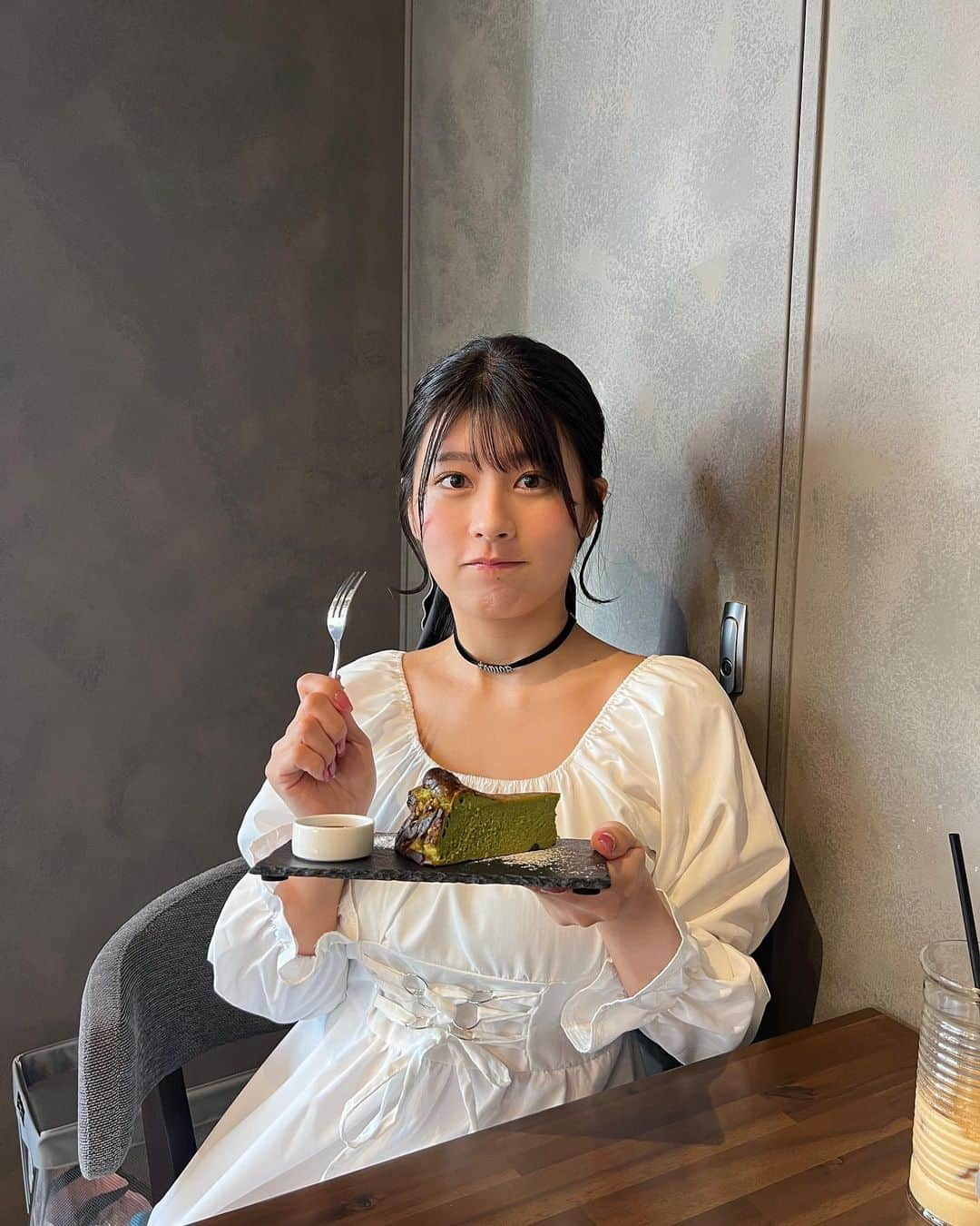 ちとせよしのさんのインスタグラム写真 - (ちとせよしのInstagram)「こういうコーデ好き🥳 おっきいリボン似合う~？☺︎︎ まだ若干気温不安定で困っちゃうね:( ;´꒳`;)笑  まつパはいつものfuturoさんでぱっちり👀♡ @futuro_eyelash   #原宿カフェ #秋コーデ #ポニーテールアレンジ #チョーカー #ショートブーツ#maryquant」10月21日 18時06分 - chitose_yoshino