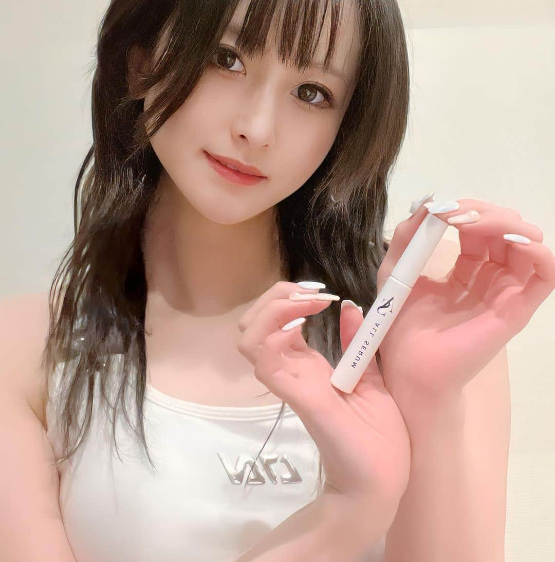 辻りんのインスタグラム：「TMT アイオールセラム ＜目元用美容液＞ 7mL （@all_serum_beauty ）  💗まつ毛・眉毛・目元に 💗盛れる美容液💗  塗りやすい2way ブラシ  🎗️まつ毛のケアに 🎗️マスカラの下地に  洗顔後や就寝前に使用することをおすすめします🫧  まつ毛・眉毛の ケアはしていますか？？  まつ毛も眉毛もケアする時代で 女子力あげていこう🫧✨  オンラインショップで販売 されているので是非見てね♪♪  PR @all_serum_beauty #まつ毛美容液 #まつ毛ケア #まつ育 #目元美容液 #all_serum #all_serum_beauty」