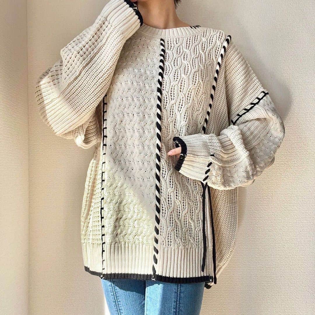 近藤美月のインスタグラム：「秋に着たいお洋服🍂🤎 classicalelf さんの 2wayクレイジーステッチクルーネックニット🤎 ⁡ @classicalelf_official ⁡ 配色カラーの太ハンドステッチがアクセントになって、ニット1枚で着ても超写真映えする🥰🤍 ⁡ ゆったりオーバーサイズで着られるから ヒップが隠れて安心だよ👏体系カバー🙆◎ ⁡ 前後2wayだから、その日の気分でお洋服のコーデ印象を変えられる⭕️ ちなみに、男女兼用だよ👨👩✨ ⁡ 身長 160cm / 骨格ストレート 着用サイズ→ L 着用カラー→アイボリー ⁡ 近所のお出掛けから遠出の旅行まで✈︎♡ 1枚で着るだけで高見えおしゃれコーデに仕上がる🤍 ⁡ ⁡ ⁡ ⁡ ⁡ #クラシカルエルフ #classicalelf #エルフコーデ #ユニクロ #ザラ #zozo #zozotown #zozo購入品 #zozotown購入品 #ニット #デザインニット #クルーネック#大人カジュアル #プチプラ #プチプラコーデ #着回しコーデ」