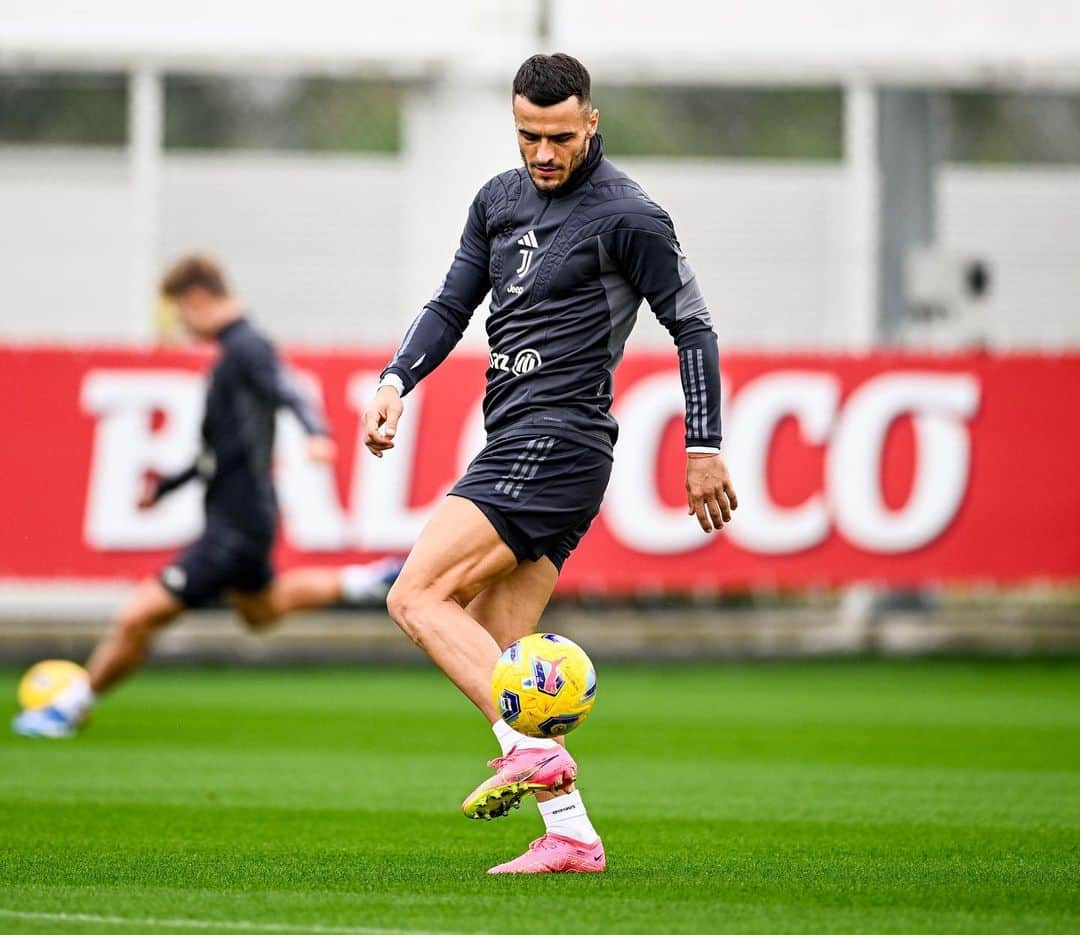 フィリップ・コスティッチのインスタグラム：「⚽️🤩」