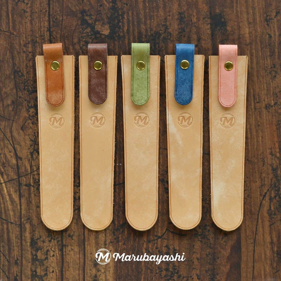 MARUBAYASHIさんのインスタグラム写真 - (MARUBAYASHIInstagram)「*  イタリアンレザーのブックマーク。  本のページを革の間に挟むことで、 しおりが落ちないようになっています。  他の作品はこちらから ▷@takahiro_marubayashi ........................................................ Italian leather bookmark.  The pages of the book are placed between the leather so that the bookmark will not fall out.  Click here to see other works. ▷@takahiro_marubayashi  #しおり #栞 #ブックマーク #レザークラフト#leatherhandmade #leatherdesign #leatherproduct #handmade #leatherlove #leatherlife #革好き #革のある暮らし」10月21日 18時09分 - takahiro_marubayashi