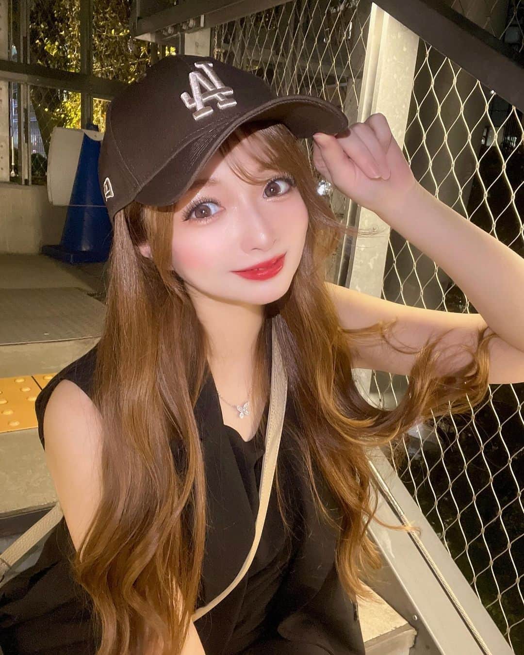 希咲みらいのインスタグラム：「何枚目がすき🥰？  #新宿 #歌舞伎町 #六本木 #北新地 #すすきの #大阪ミナミ #中洲 #キャバ嬢 #キャバクラ #ラウンジ #kabukicho #japanesegirl #newera #cap #thecap #渋谷 #宮下パーク #スタバ #miyashitapark #shibuya #rirandture #今日のコーデ #今日の服 #キャップコーデ #キャップ #キャップ女子 #ニューエラ #ニューエラキャップ」