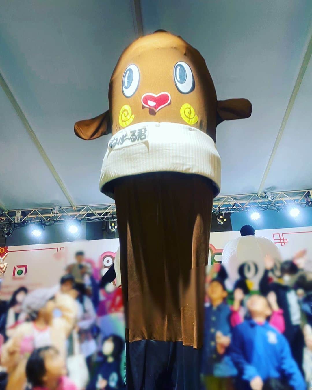 ねば〜る君のインスタグラム：「ステージ途中でゲリラ豪雨になったからみんなステージあがってもらったねば〜！ 盛り上がったねばねぇ。　#パンダフェス」