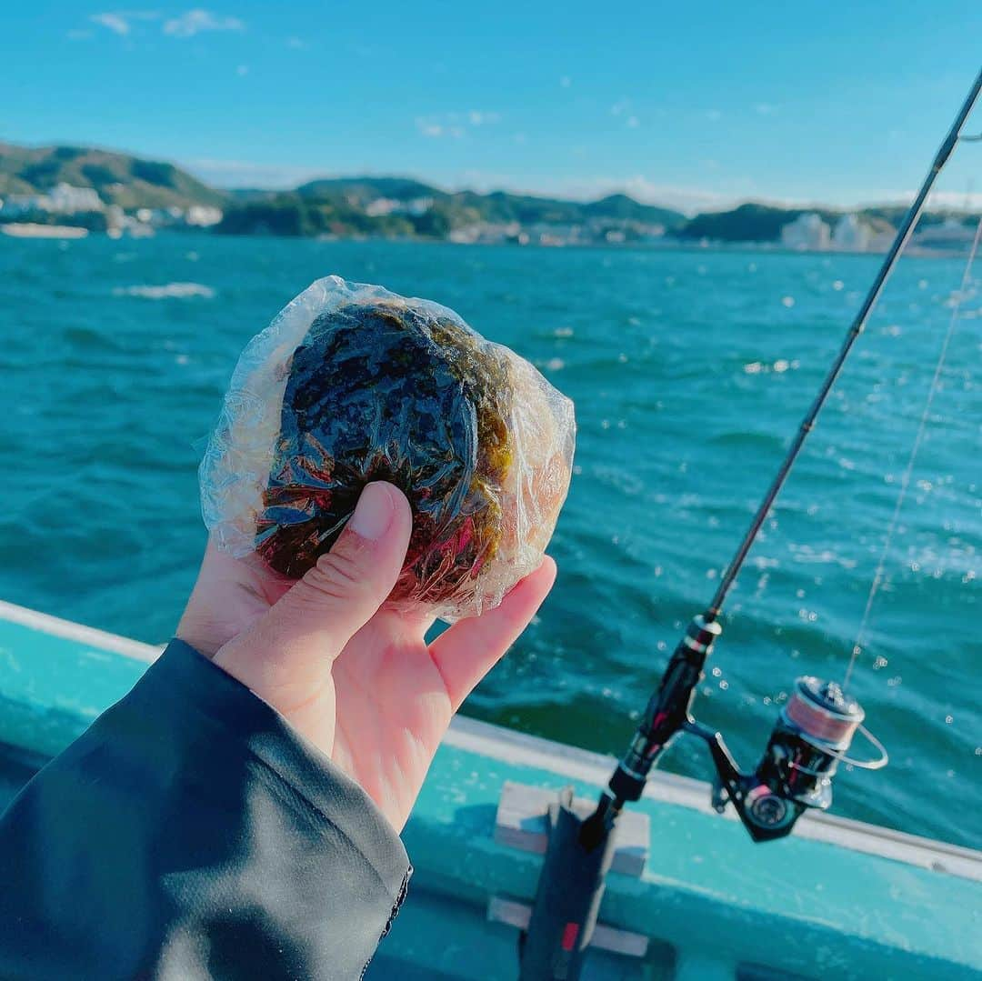 井上直美さんのインスタグラム写真 - (井上直美Instagram)「今季初ティップランラン♪たのし過ぎたー♡ とりあえず初ものをすぐに食べたくて帰って速攻お刺身に。釣りたてのぱっきり感とアオリ特有のねっとり感がたまりません（＾ω＾） またランランしに行かなくちゃ。  🐟タックルデータ🐟 ロッド♡テイルウォーク Tipbang TZ SH63ML/TISL リール♡テイルウォーク スピーキー2500HGX PEライン♡ アプロード ソルトマックス GT-R PE 0.6号 リーダー♡アプロード ディテールプロハリス 2.5号 サングラス♡宅配のめがねやさん 船宿♡武丸さん  　#PR  #アオリイカ　#ティップラン　#テイルウォーク　#相模湾　#サンヨーナイロン　#イカ好きな人と繋がりたい  #武丸」10月21日 18時12分 - naochingyo