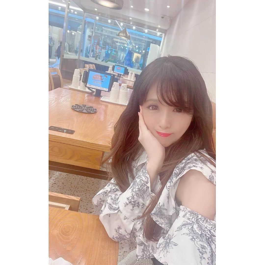 pe_momo.293のインスタグラム：「はろ〜〜(*´▽`*)ﾉ 💕.  お疲れ様✨✨. . 美味しかった〜と言ってる私です♡. . . もう✈️帰ってきてまーす♡. ただいまぁ〜❤️. たまに✈️に行くのは良いね🥺✨. ホントリフレッシュできました✨✨✨. . . あのね、釜山行く前　旅行中に絶対食べたいモノを友達と話してたんだけど だいたい食べれたよ😋💓. . . . ___________ 2枚目はナッコプセ♡.  . 私は食べた事なくて. #ナッコプセ  は釜山で有名な、たこ、牛ホルモン、えびが入った辛いお鍋の事だよ〜♡. . . ちょい私には辛めだったけど美味しかったよ〜❤️❤️.  . 泊まったとこの近くにあって 釜山ナッコプセの人気チェーン店. 『#ケミチプ本店 』. 南浦駅にあるよ♡. . . . ______________ 3、4枚目. #ヨンド　にある『#海女村 』でウニキンパ✨. （YouTubeやインスタで見た海女村で食べてみたかったよ🥺）. . 影島に行った時ついでに🚗海女村へ行ってきたよ〜❤️. . 海女さんたちが採れたての新鮮な海産物を直売してるとこ。. . 注文したのは. 海鮮ラーメン. ウニ. キンパ. ホヤ. . キンパにウニのせて　めちゃ旨だったよ〜💓. . ホヤはじめて食べてみたけど 私も友達も一口で😰💦. 無理な味だった😭. . . ホヤ →見た目　貝みたいなんやけど💦海産物. __________________ . . . 釜山で食べたいって思ってたの まだ色々あるから また post出来たらしたいな♡ . . 今日も見に来てくれてありがとう（˶′◡‵˶）💓. 写真のこの後に謎の目まわりに湿疹がでてメイク出来なくなったのよね😭. 今は一見普通だけど触るとザラザラ　良くなってきました✨✨. . . . . #釜山グルメ#海外旅行#釜山旅行 ##韓国旅行#海女村 #ウニキンパ#影島#女子旅#旅好きな人と繋がりたい #旅好き女子#韓国の海#trip#busantrip#釜山好きな人と繋がりたい#大人女子旅#釜山最高#釜山女子旅 #釜山情報 #釜山観光 #釜山観光スポット#旅行記」