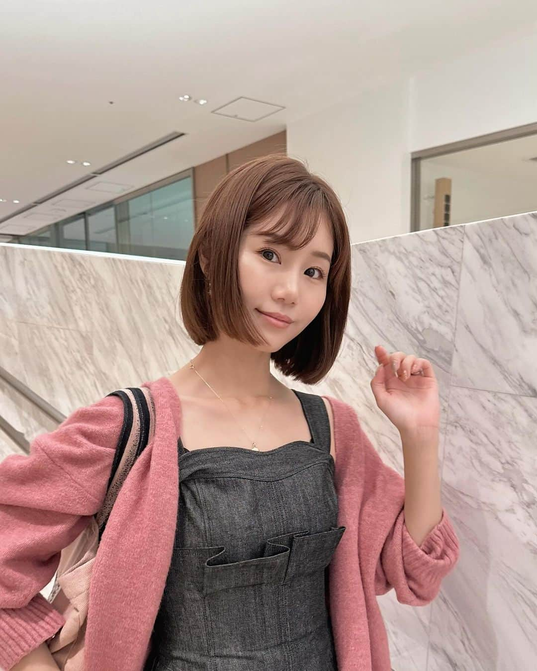 ほしのこのインスタグラム：「華金コーデ↓  カーディガン @zara  秋っぽピンクとデニムの組み合わせが可愛すぎた🫶  デニムワンピ @casa_fline  今期の新作✨  パンプス @pellico_japan  こちらも新作✨ミックスツイードで ちょっとハードでパンチのあるところに惹かれて オーダーしてたの😍  トートバッグ 東京現代美術館✖️Dior  朝ピラティスから始まり夜のAprilyのインライで終わる一日👀 金曜日は15時間コース👊🥊」