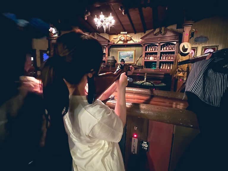 小池唯さんのインスタグラム写真 - (小池唯Instagram)「. 銃の扱いには慣れているのですよ👸🏻🏴‍☠️」10月21日 18時12分 - yuikoike_official