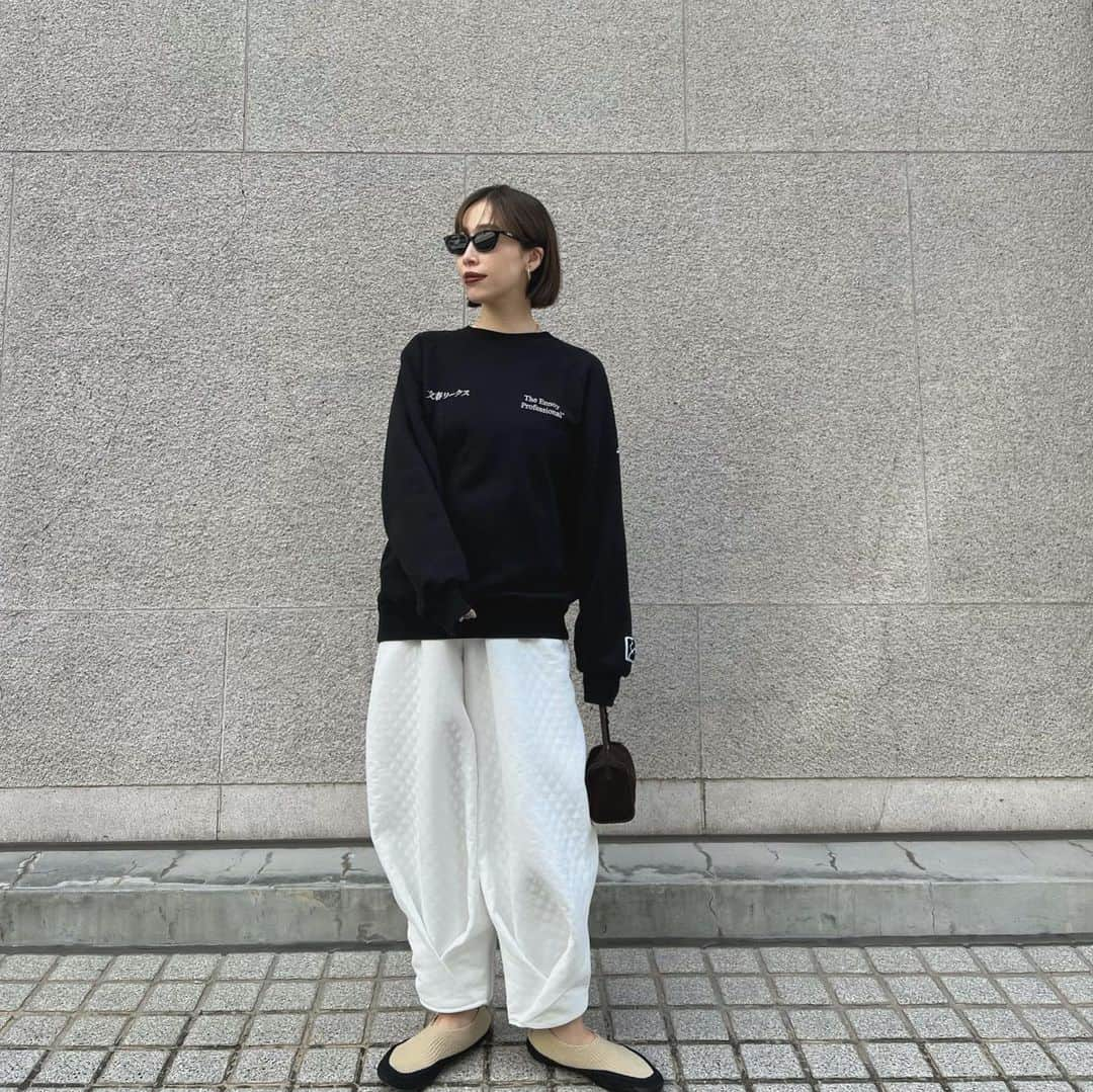 山内一世さんのインスタグラム写真 - (山内一世Instagram)「気づけばついつい手に取ってしまう、 CROSS VOLUME PANTS🤍 @meer._official  WHTはもう少し在庫ございます！ (気になっていただいてた方はお早めに♡ 👨🏻のエンノイさん拝借して。  tops/ @ennoy_com  bottom/ @meer._official  🕶️/ @gentlemonster  bag,shoes/ @therow」10月21日 18時13分 - zu_meer