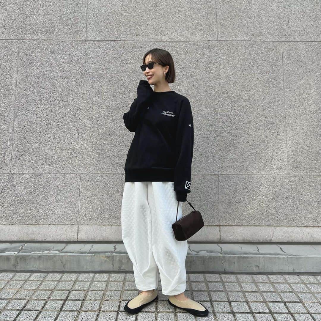 山内一世のインスタグラム：「気づけばついつい手に取ってしまう、 CROSS VOLUME PANTS🤍 @meer._official  WHTはもう少し在庫ございます！ (気になっていただいてた方はお早めに♡ 👨🏻のエンノイさん拝借して。  tops/ @ennoy_com  bottom/ @meer._official  🕶️/ @gentlemonster  bag,shoes/ @therow」