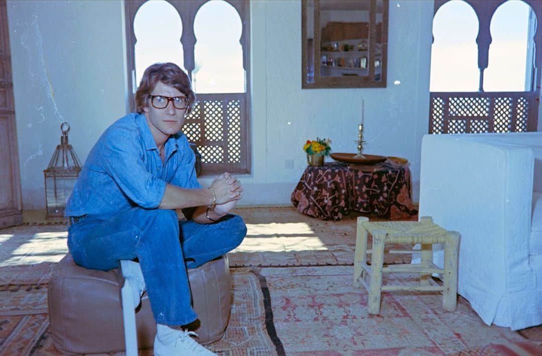 Meganのインスタグラム：「Yves Saint Laurent at his home in Marrakesh, 1972. 💙 . . . . #yvessaintlaurent #marrakech #morocco #blue #styleicon」