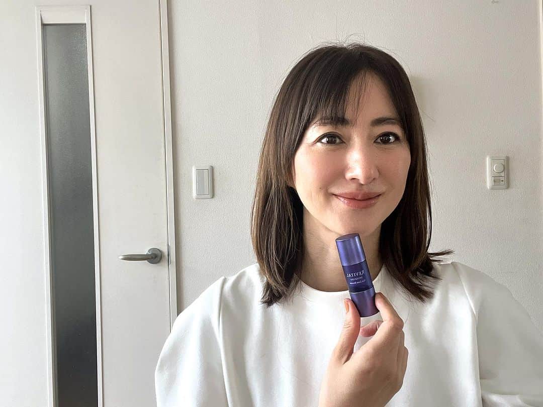 前田ゆかのインスタグラム：「大人目元のエイジングケアは、 表情が変わり、 印象が変わる。  高機能エイジングケアブランド  『リバイタル』から  『鏡の前の美容皮膚科学』のコンセプトのもと  新生リバイタルとして生まれ変わります。  その第一弾として アイゾーンブースターの登場。 アイケアなのにブースターという新発想は初めて!  化粧水前に目元に仕込むことでアイゾーンがふっくら目映える この新しさは潤いによるボリュームにつながり ハリと明るさが出てくるとのこと。  とろみのある美容液で、薄い目元にスーッと伸びて摩擦レス この鍵はコンパクトヒアルロン酸(ヒアルロン酸を1/3小さく折りたたむ独自技術) 潤いはそのままにしっかりと抱え込んでふっくらするという期待感たっぷりの 神アイテム。  アイゾーンブースター 10月21日発売 15ml 11,000円(税込)  印象を左右する目元は年齢の出やすいパーツです。 シワだけではなくて たるみや下垂まで悩みが多様になって変化が現れるところ、 ケアすることで生き生きとした印象にしていきたいですね。  アイゾーンブースター3日分が当たる  サンプルプレゼントも実施中です。  @revital_jp   是非、この機会に応募してみてくださいね。  #PR #REVITAL #鏡の前の美容皮膚学 #おすすめスキンケア #アイケア #アイゾーンブースター #アイゾーンが目映える」