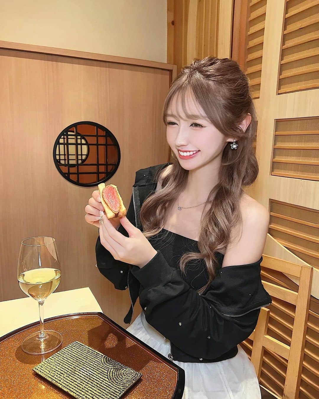 のインスタグラム：「西麻布のけんしろう来た☺️🫶  このコース8,800円で食べれるの🥺♥️ コスパ良すぎる！！ おいしすぎた♥️幸  西麻布巻きとカツサンドにはまりそお。。  #西麻布けんしろう #けんしろう #焼肉 #西麻布 #都内焼肉 #都内グルメ」