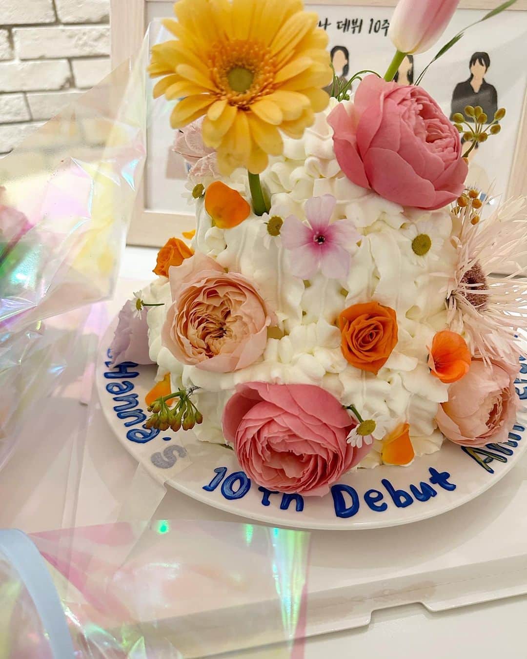 カン・ハンナのインスタグラム：「내가 벌써 데뷔 10주년이라니🥹 드라마 마지막 촬영일에 받은 포근이들의 따뜻한 축하와 사랑 덕분에 앞으로 10년도 잘 해낼 수 있을 것 같아요🫶🏻  포근이들!!! 나랑 항상 함께 해줘서 너무 고맙고 사랑해요🩷🩵🧡💚💜」