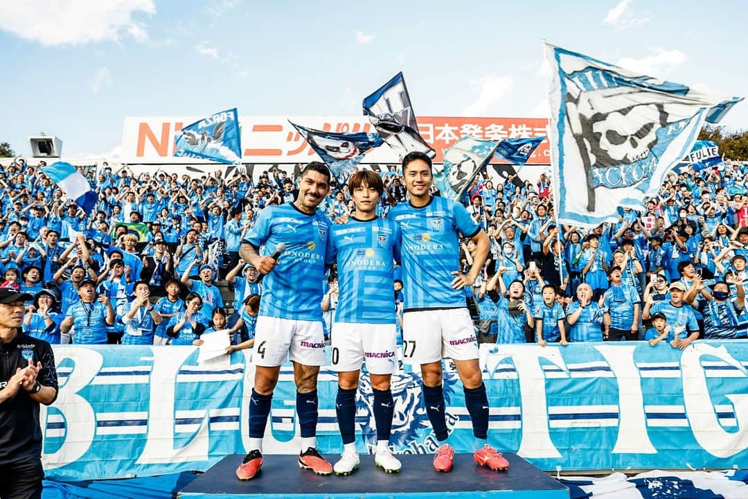 横浜FCさんのインスタグラム写真 - (横浜FCInstagram)「. 2023 10.21 SAT J1リーグ第30節 vs FC東京 #ビクトリーステージ 🎤 🔥   #ユーリララ  #井上潮音  #吉野恭平  #横浜なら手をたたこう  #yokohamafc  #横浜FC  #Jリーグ  #JLEAGUE  #HAMABLUE  #ニッパツ三ツ沢球技場」10月21日 18時24分 - yokohamafc_official