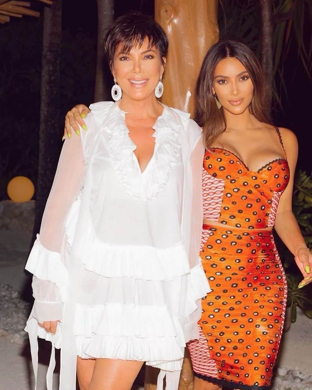 クリス・ジェンナーのインスタグラム：「Happy birthday to my beautiful girl @kimkardashian ❤️ I fell in love with you the moment we met and I’ve been obsessed with you ever since. I feel so blessed to be your mommy and I am so incredibly  proud of you every single day. You are the best daughter, mother, sister, auntie, cousin, best friend, confidant, travel partner, shopping buddy, stylist and therapist.. I admire you more than you know, and I want you to know that you are an inspiration to so many, but especially me. I love you more than you will ever understand and I thank God every day for you. I love you, Mommy xoxo」