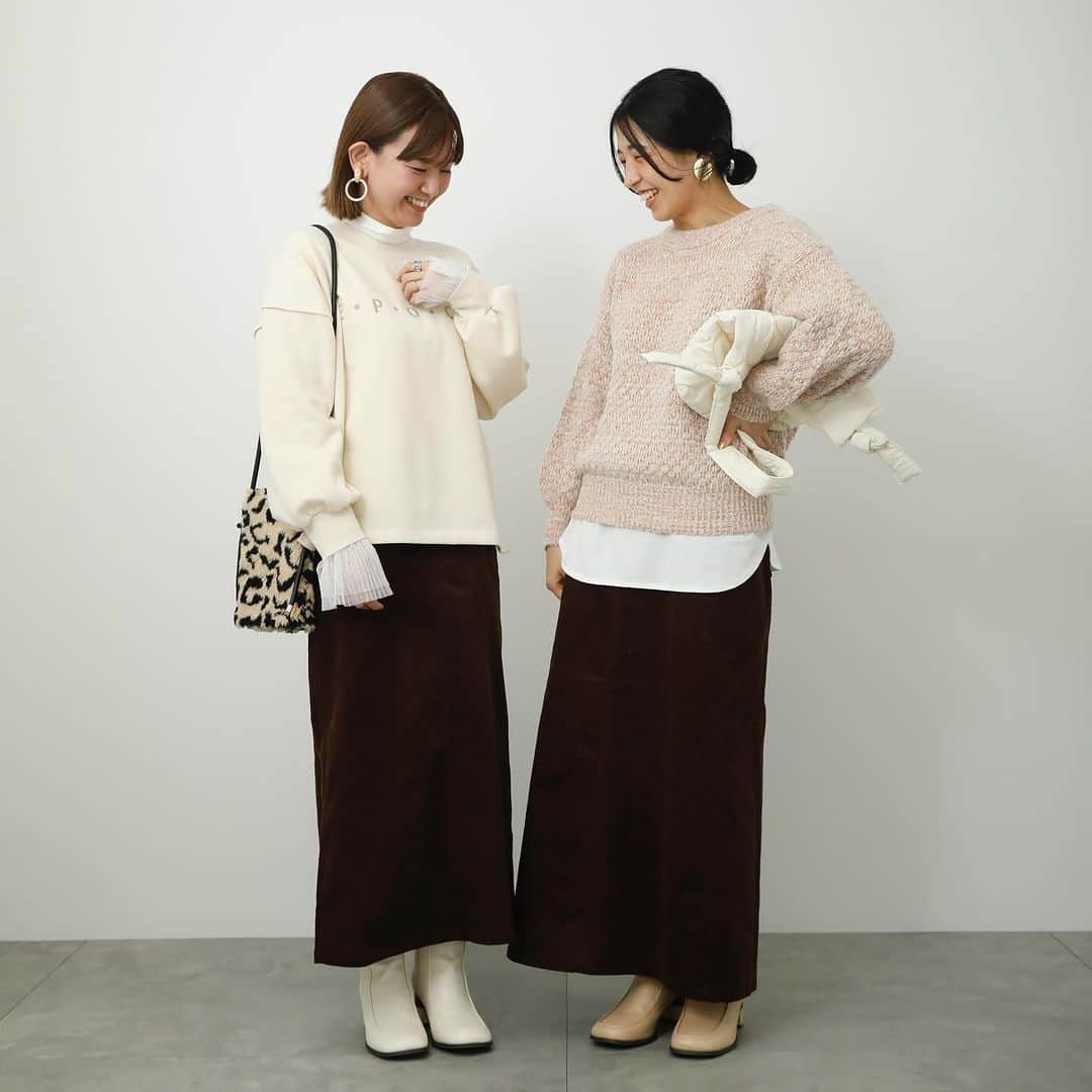 のインスタグラム：「【Recommend Item】 ⁡ 秋冬のコーデに欠かせない、あたたかみのあるコーデュロイ素材のスカート。 ⁡ タイトすぎないシルエットで、トップス次第でカジュアルにもきれいめにもスタイリング可能◎ ⁡ 丈の長さはMediumとLongの2サイズをご用意。 身長や着こなしに合わせて長さをお選びいただけます。 ぜひ店頭で穿き比べてみてください♩ ⁡  ⁡ ------------------------------------------  #skirt ¥5,940(tax incl.) _No.1506169 off-white/yellow/brown/black ⁡ ------------------------------------------  ⁡ ※オンラインショップにも順次入荷いたします。 ⁡ ※商品画像は、撮影環境やご利用のPC・スマートフォンのモニター環境などにより実物と色味に差異がある場合がございます。 ⁡ ⁡ #lugnoncure #ルノンキュール #オフコーデ #キレイめカジュアル #オフスタイル #休日コーデ #大人カジュアル #カジュアルコーデ #コーデュロイ #スカート #2023aw #canshopig #fashion」