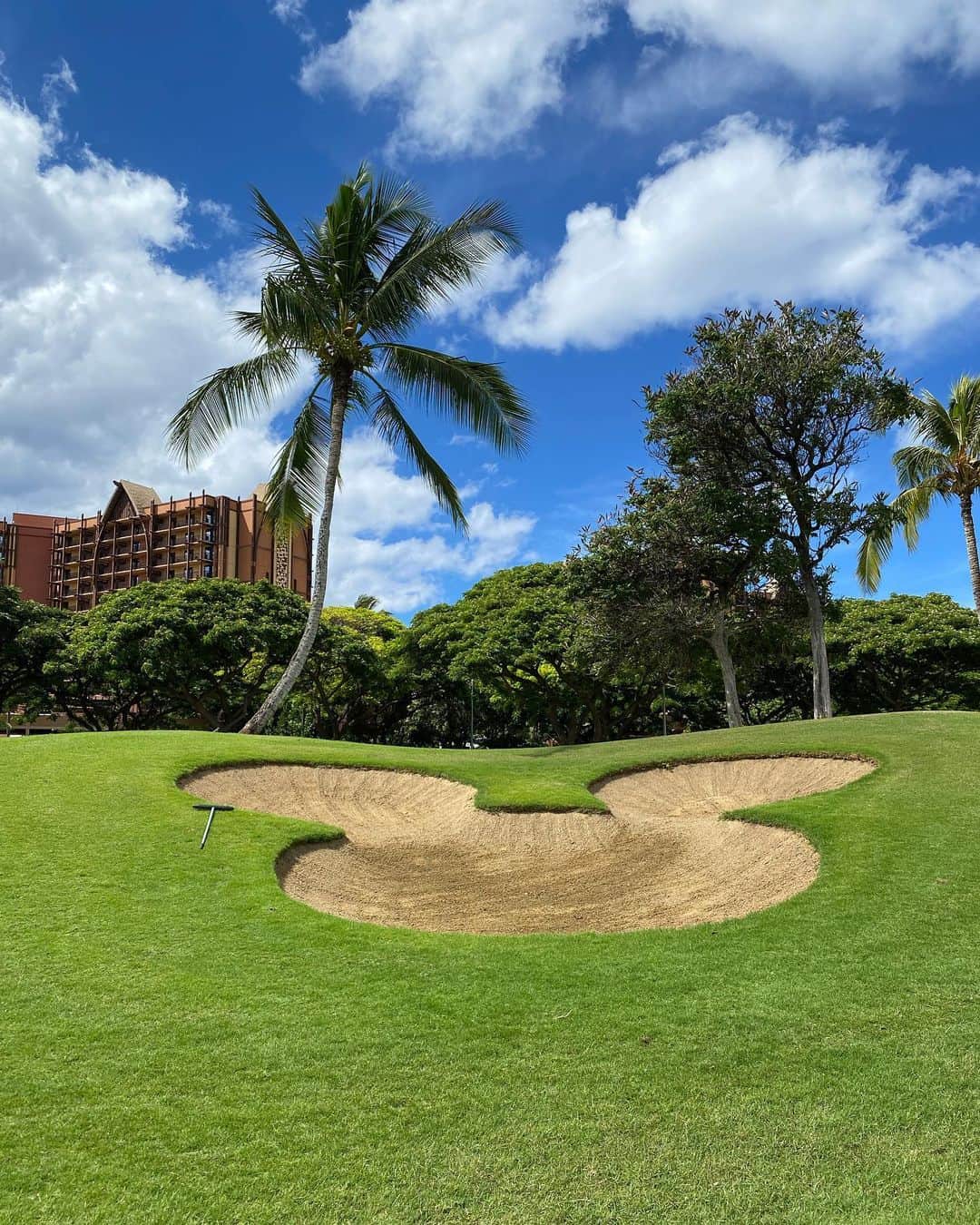土屋希美さんのインスタグラム写真 - (土屋希美Instagram)「Ko Olina GOLF CLUB 🐞⛳️ 名物のミッキーバンカーとアウラニホテル👆 前回のカポレイも好きだったけどコオリナのゴルフ場も良かったです♡ 今回のハワイ旅ではコオリナとハワイカイでゴルフしました！ #ハワイゴルフ #コオリナゴルフクラブ」10月21日 18時18分 - nozonni