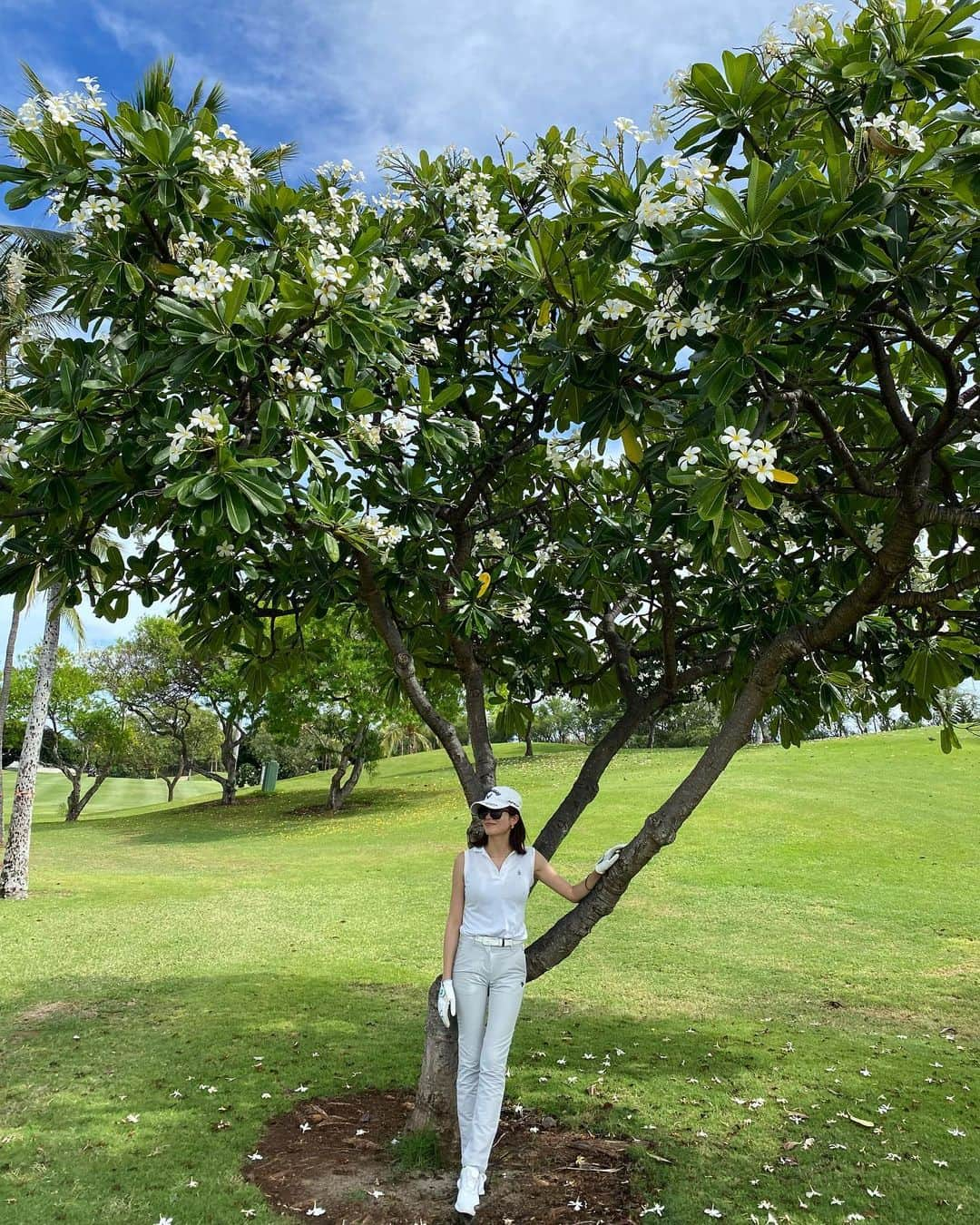 土屋希美のインスタグラム：「Ko Olina GOLF CLUB 🐞⛳️ 名物のミッキーバンカーとアウラニホテル👆 前回のカポレイも好きだったけどコオリナのゴルフ場も良かったです♡ 今回のハワイ旅ではコオリナとハワイカイでゴルフしました！ #ハワイゴルフ #コオリナゴルフクラブ」