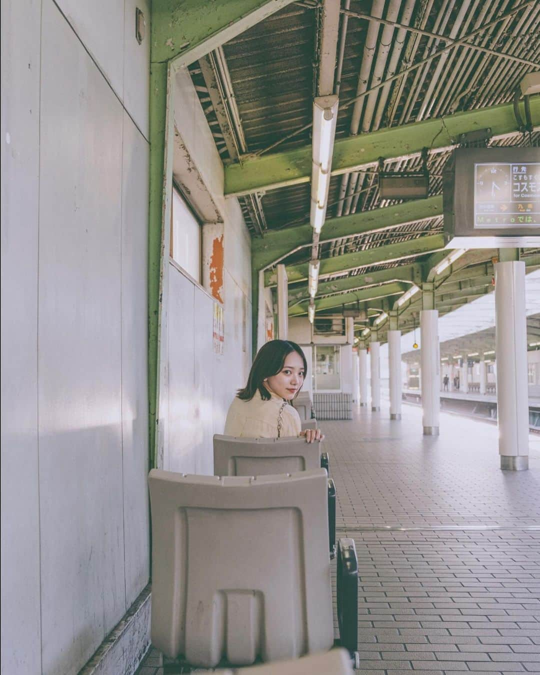 かおこさんのインスタグラム写真 - (かおこInstagram)「. 弁天町🚉  初めて見たタイプの駅のベンチ  #大阪 #弁天町 #駅のホーム #fujifilm #彼写」10月21日 18時19分 - 7_oko_4