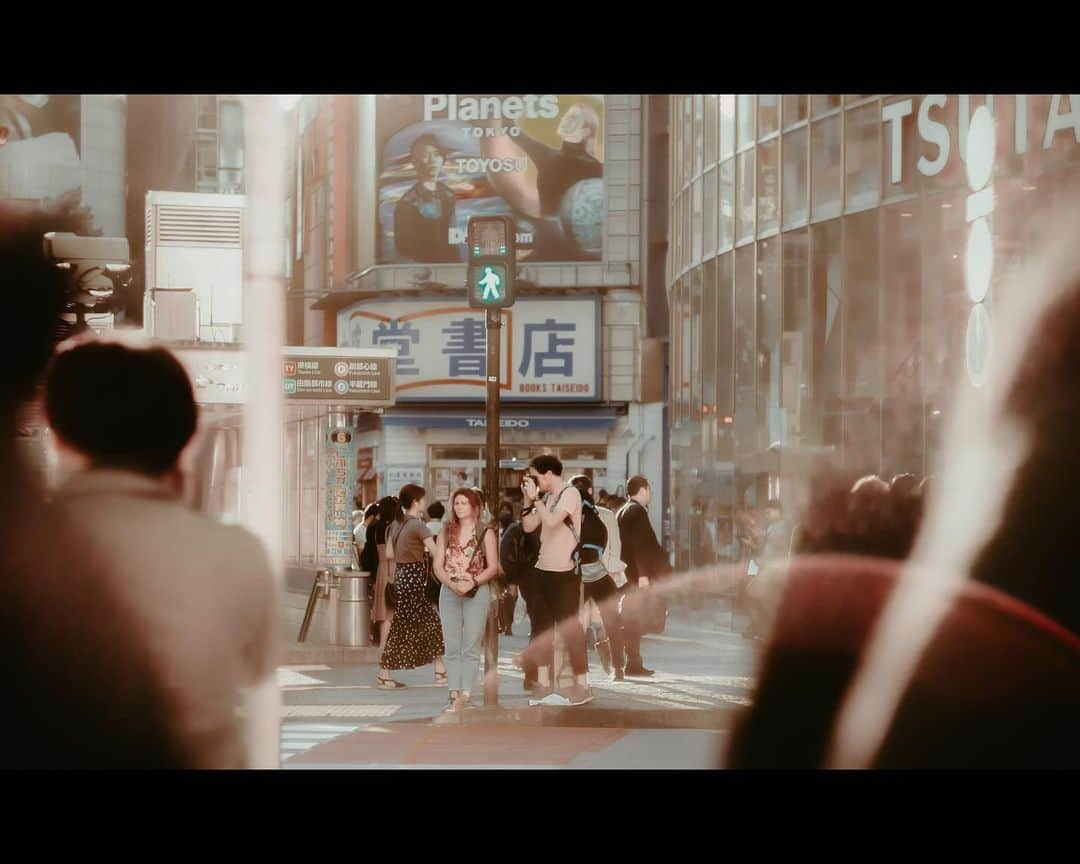 kazhixのインスタグラム：「Tokyo Rhapsody  -Street photographer on the street-  #映画のワンシーンのような一枚を  ⤴︎みなさんもタグ気軽に使ってくださいね。  by SONY   #FUJIFILM #instagram  #igersjp #HelloFrom Tokyo #ファインダー越しの私の世界  #tokyocameraclub #mst_photo #daily_photo_jpn #tokyoartsandculture #JapanCityBlues #TokyoTokyo #streetfinder #eyephotomagazine #cinema_streets  #urbanromantix #street_avengers #streetleaks #sublimestreet #streets_storytelling #storyofthestreet #streetsgrammer #streetmoment #voidtokyo  #streetgrammers #shadow_magazine #オールドレンズに恋をした  #オールドレンズの世界 #オールドレンズ部 #オールドレンズで繋がりたい」