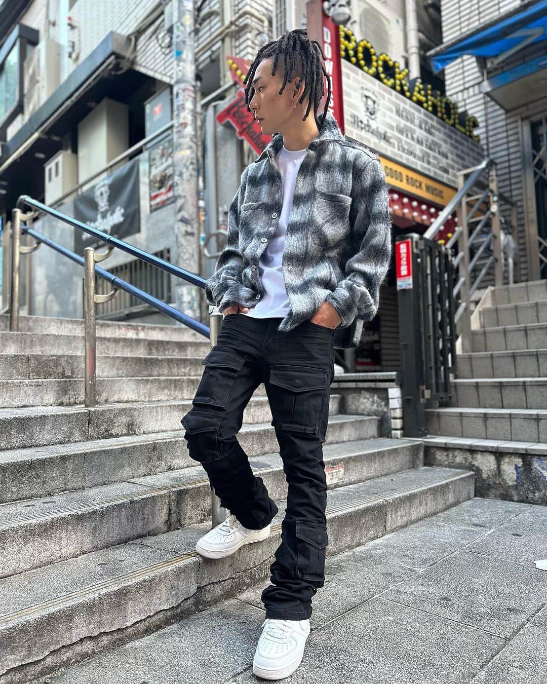 GROW AROUNDのインスタグラム：「#growaroundnewarrivals  SMOKE RISE  STACKED UTILITY TWILL PANTS RIP & REPAIRED DENIM JEANS 人気のSTACKED FITのPANTSやSLIM FITでダメージの入ったデニムが再入荷しました！！ STACKED FITは今季USでもPUSHされていて人気のシルエットになっています！！ 小さいサイズから無くなっていくので買い逃した方お見逃しなく！！」