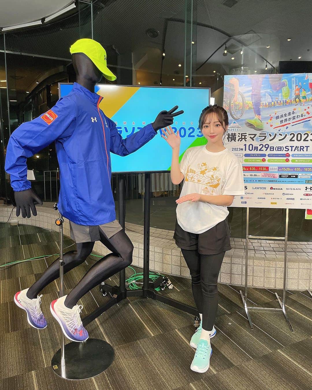 藤田かんなのインスタグラム：「🏃🏻‍♀️  横浜マラソン2023！ 今年も担当させていただくことになりました🎤＾＾  今年は横浜の魅力をお伝えするべく、様々なスポットにロケにも行かせていただきました✨  その模様は『横浜マラソン2023オンラインエキスポ』で配信しますので、ぜひチェックしてください🙇🏻  写真は9/19の生配信でお送りした#1 の時のもの📷  また、昨日の#2 も見ることが出来るので是非チェックしてみてください✍🏻  そして、横浜マラソン2023スポンサーの @underarmourjp さんから機能性に優れたかわいいスニーカーも提供いただきました👟  来年の横浜マラソンに向けて私も走り込みます🏃🏻‍♀️💓  #横浜マラソン   https://expo2023.yokohamamarathon.jp」