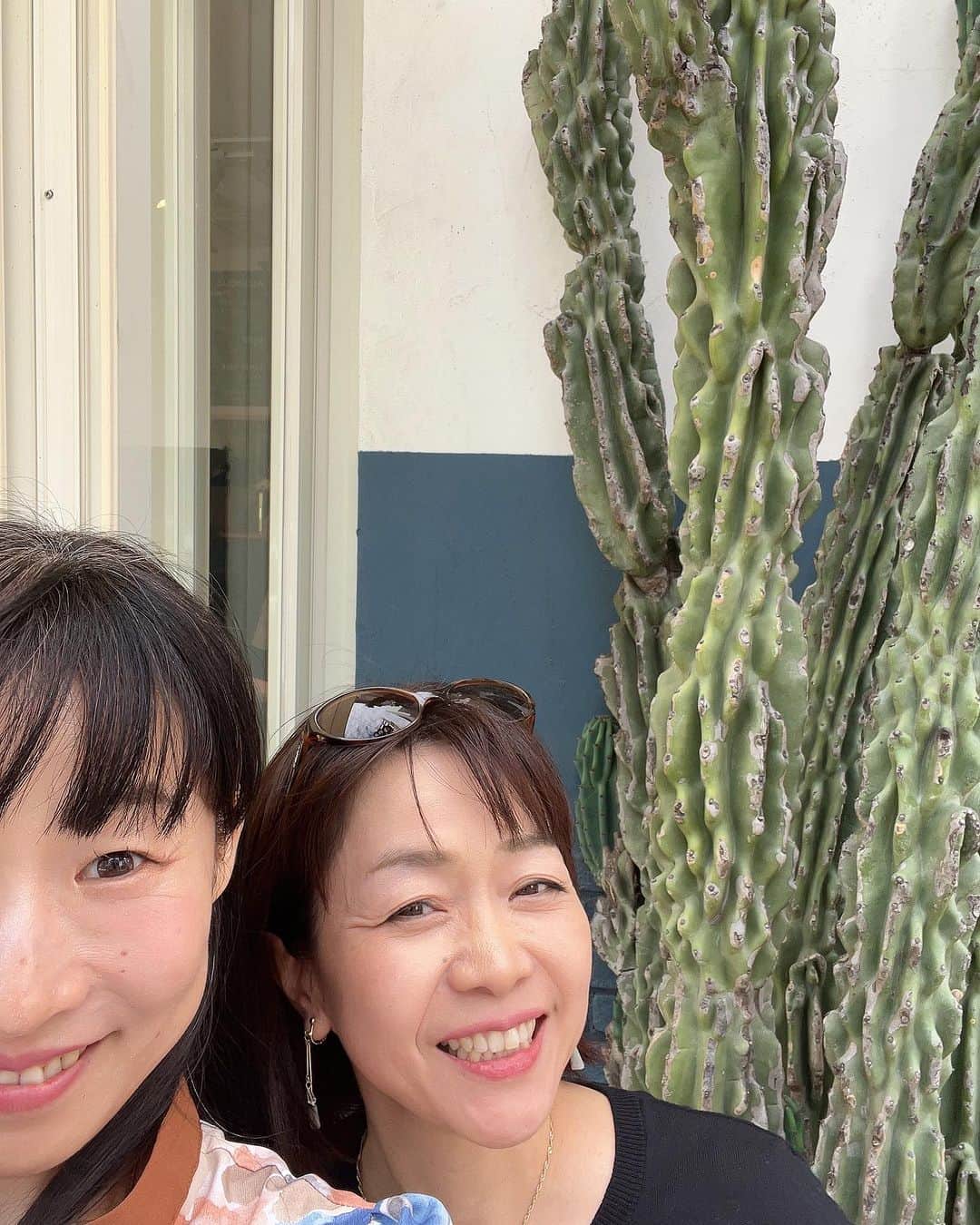 いとうまゆさんのインスタグラム写真 - (いとうまゆInstagram)「おかあさんといっしょ トライ！トライ！トライ！のおねえさん、松野ちかさんと会えました🥹💕 ・ 嬉しい😂✨ ・ 大先輩なんだけど、くったくなく沢山お話ししてくださって楽しくて時間があっという間でした😂💖 可愛くて優しくて・・・ ちなみに同じ秋田出身です😍 風が強いのも楽しかったです笑😍 ・ ちかさん、有難うございました🙏✨ ・ #おかあさんといっしょ #bluebottlecoffee  #タコス　#lostacosazules  #lunch @lostacosazules_jp」10月21日 18時23分 - itomayu0411