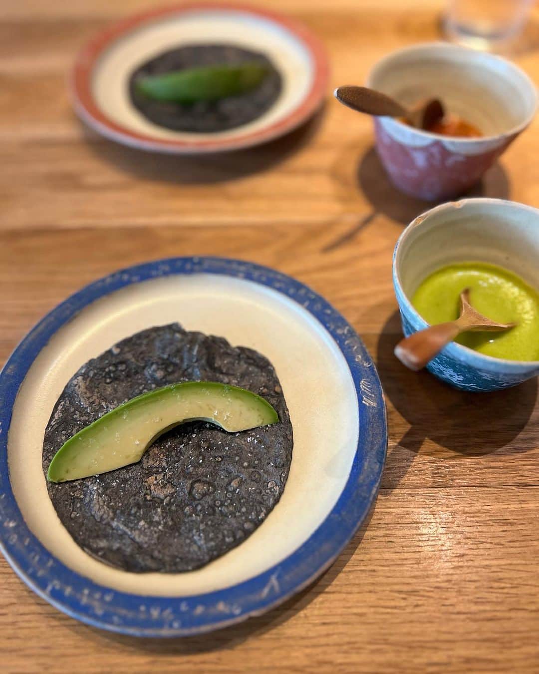 いとうまゆさんのインスタグラム写真 - (いとうまゆInstagram)「おかあさんといっしょ トライ！トライ！トライ！のおねえさん、松野ちかさんと会えました🥹💕 ・ 嬉しい😂✨ ・ 大先輩なんだけど、くったくなく沢山お話ししてくださって楽しくて時間があっという間でした😂💖 可愛くて優しくて・・・ ちなみに同じ秋田出身です😍 風が強いのも楽しかったです笑😍 ・ ちかさん、有難うございました🙏✨ ・ #おかあさんといっしょ #bluebottlecoffee  #タコス　#lostacosazules  #lunch @lostacosazules_jp」10月21日 18時23分 - itomayu0411