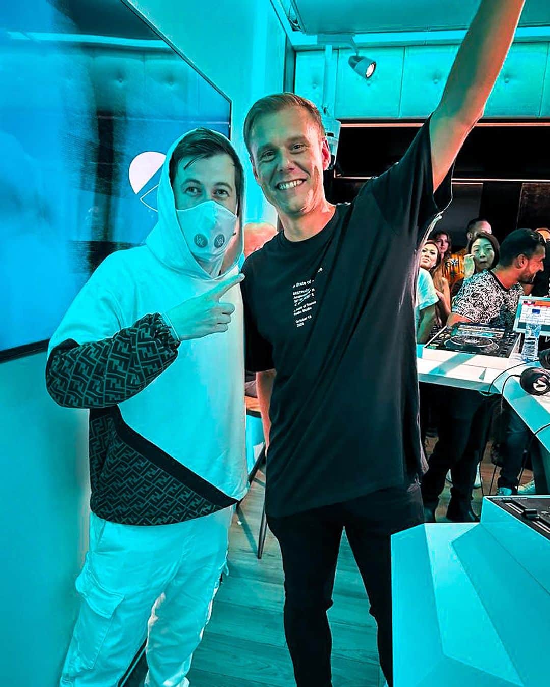 アラン・ウォーカーのインスタグラム：「Made a quick stop by @amsterdamdanceevent this week before heading off to the US!   1 - Nice catching up with @arminvanbuuren 🔥 2 - Celebrating the 10th anniversary of @sidemen 🎂 3 - Stealing a paparazzi’s phone… 4 - Talking content with @youtube  5 - Radio stations in the Netherlands surely knows how to party. Even the camera guy😂 6 - Meet & greet🫶🏻 7 - We invited 50 Walkers for a special pop-up show! @vikkstagram  8 - Better Off Alone in Amsterdam🎶 9 - Exciting times ahead… 11.11 #walkerworld」