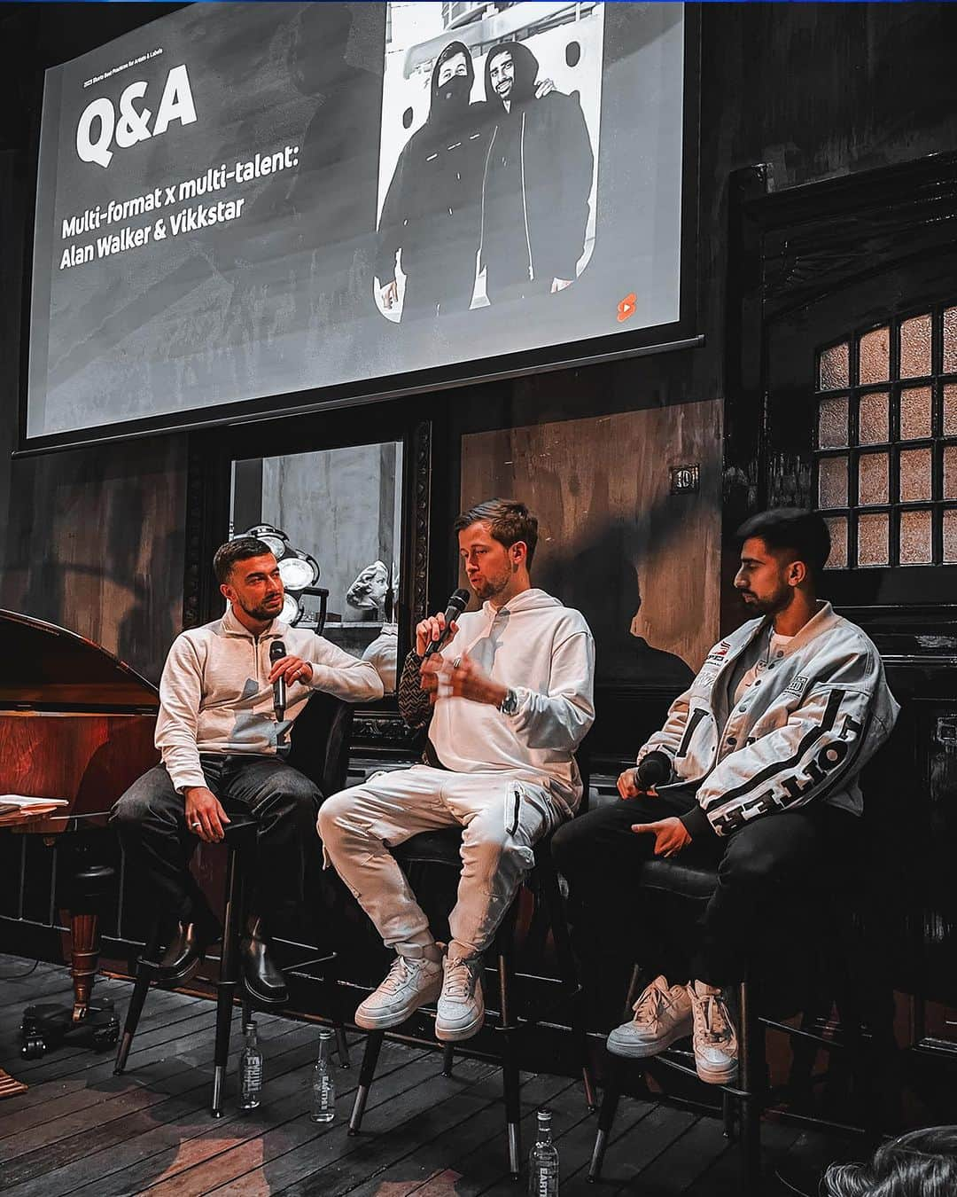 アラン・ウォーカーさんのインスタグラム写真 - (アラン・ウォーカーInstagram)「Made a quick stop by @amsterdamdanceevent this week before heading off to the US!   1 - Nice catching up with @arminvanbuuren 🔥 2 - Celebrating the 10th anniversary of @sidemen 🎂 3 - Stealing a paparazzi’s phone… 4 - Talking content with @youtube  5 - Radio stations in the Netherlands surely knows how to party. Even the camera guy😂 6 - Meet & greet🫶🏻 7 - We invited 50 Walkers for a special pop-up show! @vikkstagram  8 - Better Off Alone in Amsterdam🎶 9 - Exciting times ahead… 11.11 #walkerworld」10月21日 18時23分 - alanwalkermusic