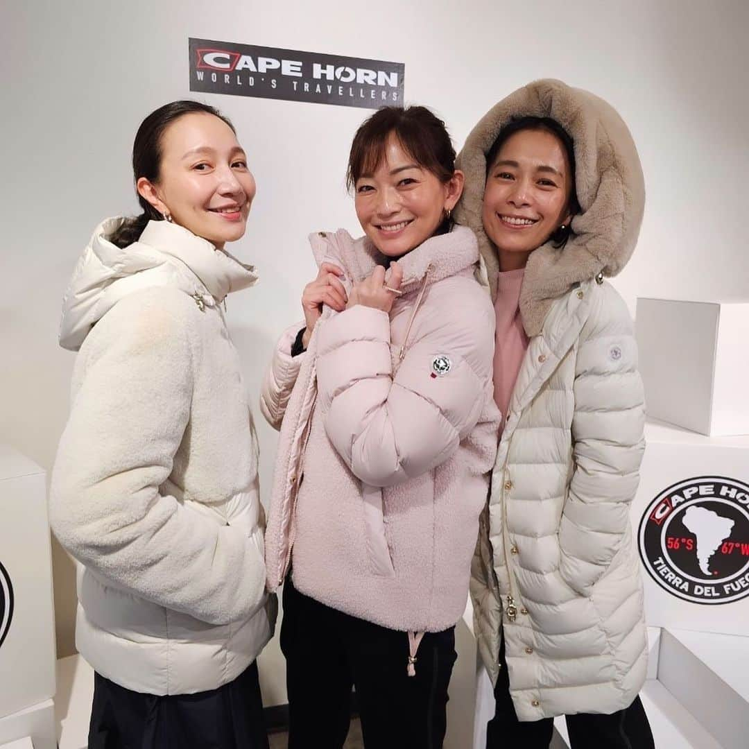 愛可さんのインスタグラム写真 - (愛可Instagram)「・ イタリアのダウンブランド、CAPEHORNの展示会へ  イタリア人の冒険家が創業したという、このCAPEHORNはとにかく軽くて、守られているようなフィット感があり 着ていてとても気持ちが良かったです。  シルエットはもちろん、パイピングやファスナーなど細かいところまでお洒落なのはさすがのイタリアブランド。  過酷な雪山でも耐えうる保温性と耐久性を備えているそうなので、息子との日々の公園遊びにも心強いアイテムになりそうです☃️  下は薄着でアウターで完璧な防寒！という理想的な真冬のお洒落が楽しめそう。  私は膝上位まであるメンズのものをセレクトしました。 夫と兼用にするつもり。またどこかでご紹介しますね☺️  #CAPEHORN @capehorn_jp  #今年のダウン」10月21日 9時24分 - aikick