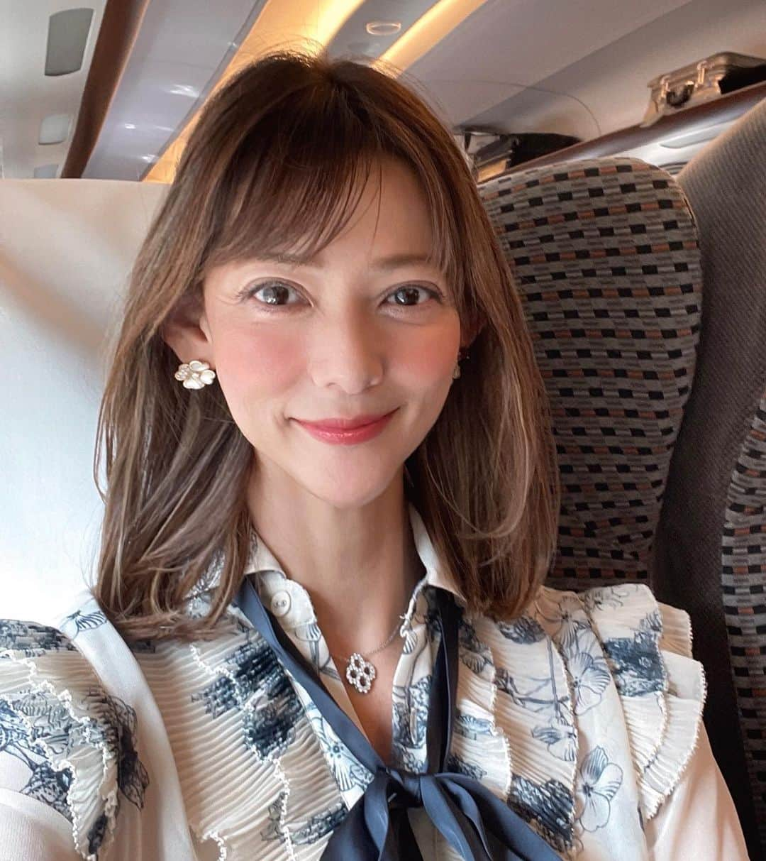 箕輪玖美のインスタグラム：「今月も所用にて京都へ🚄  嵐山にある福田美術館で狩野派や琳派を観賞✨ コロナ禍以来の嵐山、沢山の人で賑わっていてお店も活気を取り戻しているのがとっても嬉しい😊✨ ・ ・ それから清水寺へ✨ 参道が修学旅行生やインバウンドで大賑わい😆 ・ ・ 清水寺では門前会の方にご案内頂き、一般の方は入れない西門に入れて頂き、美しい夕景をに酔いしれたなんとも贅沢な一時を過ごさせて頂きました🙏🌇 ・ ・ 参拝後にはお気に入りの七味と山椒を購入♪そして…美味しいと評判の栄山堂のソフトクリーム〜ミルクが濃くて美味しかった嵐山にある福田美術館で狩野派や琳派を観賞✨」