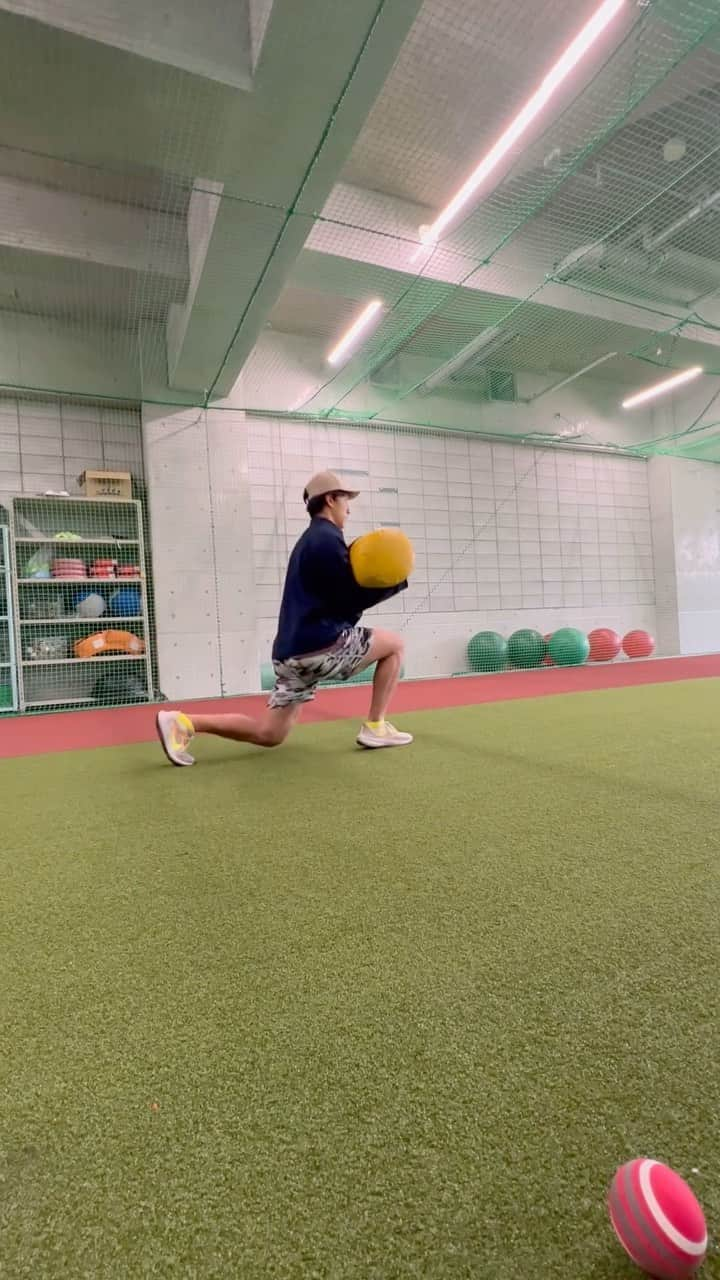 渡邊啓太のインスタグラム：「🏋️🔥  ——  Rehab & Training 📍島田病院/Osaka Habikino ——  ワールドカップで後輩たちが戦ってるなか僕はちょっとずつ出来ることが増えてきました☀️  “今は右足のブレをなくすこと”  “膝から股関節を真っ直ぐつかうこと”  これらを意識したメニューを取り入れています🔥  ——  どんな辛いことが起きても 前を向いてやりきること  日々の積み重ねを怠らないこと  それらを意識してやってこれたのは 周りの人が支えてくれたからもある🕊️  諦めずに どんなことでも挑戦し続けよう✊  そしたら必ず道は開ける‼︎  —— #ショートトラック #アスリート #渡邊啓太 #阪南大学 #谷歯科 #徳丸農園 #ルルレモン #アンバサダー #リハビリ #内側側副靱帯 #トレーニング #島田病院 #羽曳野 #shorttrack #athlete #rehab #lululemon #lululemonambassador #顔晴ろう」