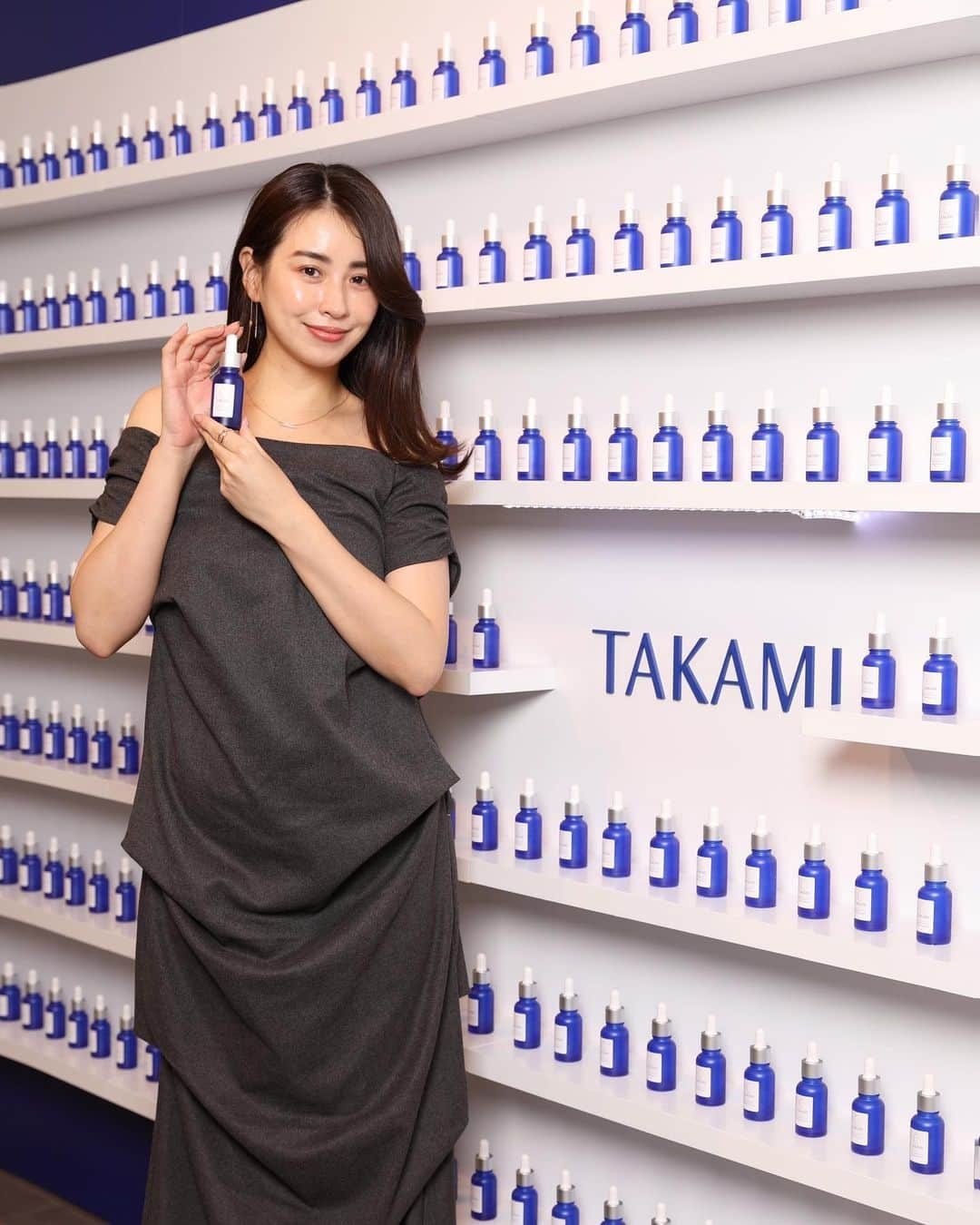 小澤名代のインスタグラム：「TAKAMIスキンケアのリニューアルイベントへ✨✨　 @takami.skinpeel   青いボトルで有名な角質美容水〝タカミスキンピール〟  ピールとはピーリングの剥がすという意味ではなく、ラップの薄さしかない表皮を育てるアイテムなんです！  美容の知識がない頃、肌が敏感なのにもかかわらず知識がなくレーザーを受けてしまい 強いレーザーによる光の刺激によって肌が負けてしまって、肌荒れし続けたことがありました。 そんな時に駆け込んだタカミクリニック。 そこで、初めて肌を育てるTAKAMIのスキンケアアイテムに出会いました。 敏感で表皮が薄い私にとって、表皮を育てるタカミスキンピールとお肌に優しい処方のスキンケアでみるみるうちに肌が安定し、表皮が育ち肌荒れしにくいお肌に生まれ変わり、 角質ケア＝剥がす ではなく〝育てる〟  というのとが大事なんだとその当時教えていただき、肌の知識を持つことと、自分にあったスキンケア選びをするきっかけになりました。 その頃からシミ取り以外、私の肌には必要がないので、医療行為はあまりしなくなりました。  お陰で赤くて敏感だったお肌が育ち、肌荒れしにくい肌へ生まれ変わった原点は タカミスキンピールだった！と気付かされた１日でした。  11月1日からタカミスキンケアはパッケージがリニューアルして、中身の成分は変わらず、地球に配慮されたパッケージでより使いやすいデザインにリニューアルされます。  季節の変わり目で肌が乾燥したり日焼けのダメージが出やすい時期なので いつものスキンケアの最初にタカミスキンピールをプラスしたり、クレンジングや洗顔のタッチを優しく丁寧にして 肌を守ってくれてる角質を育てるスキンケアを方法にシフトしてみましょう！  #takami #takamiskinpeel #takamiskinpeel美容液 #タカミスキンピール #タカミクリニック #タカミ #角質ケア」