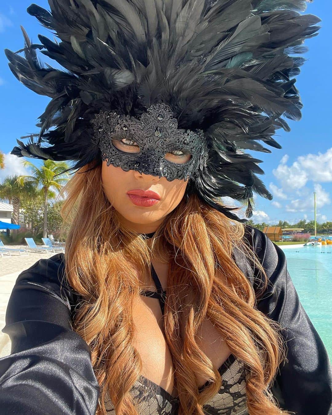 Vivi Castrillonのインスタグラム：「I LOVE this month because I get to wear my costumes evewrywhere!!  : 👙: @vcdreams.lingerie」