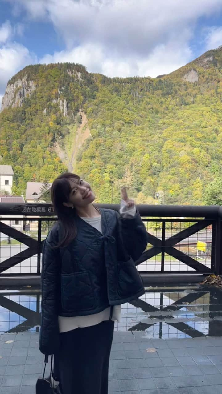 吉田晴香のインスタグラム：「紅葉狩りしましたか？🍁  先々週、黒岳へ！ この日はまだ色づきはじめだったから 今まさに見頃かなあ？😇  登山ではなくロープウェイで🚡行きました😌笑  #北海道#北海道観光 #大雪山#層雲峡 #hokkaidolove#hokkaido」