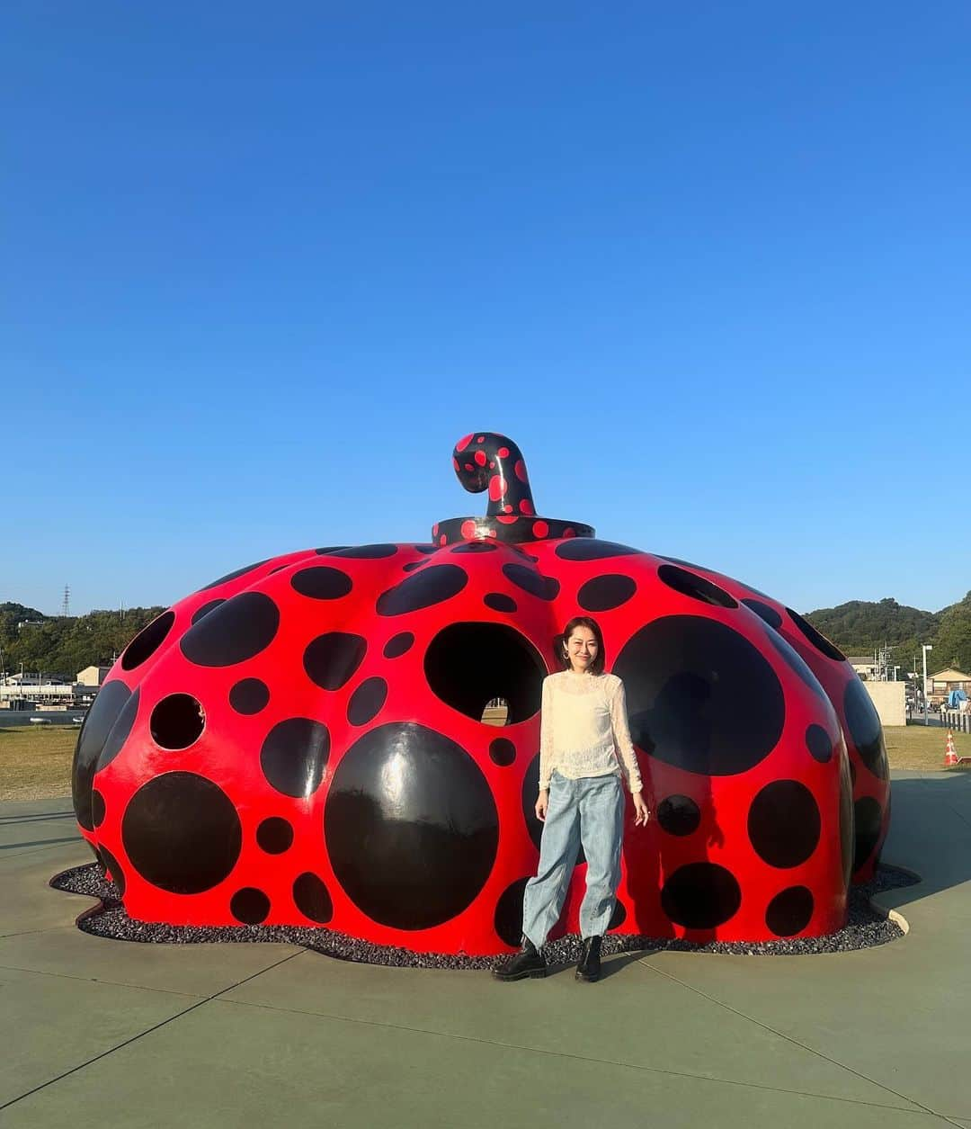 藤井美加子のインスタグラム：「🏝️🎨 アートの島巡り女1人旅〜直島編〜  電動チャリ走行5時間🚲 膝カックンカックン🦵で まさか直島でお風呂に入るとは。。。 ラストの写真はI♡湯♨️ここもアートです  #宮浦港  #直島 #女1人旅 #草間彌生赤かぼちゃ  #草間彌生黄色カボチャ  #本村地区 #家プロジェクト角屋  #家プロジェクトはいしゃ  #家プロジェクト石橋  #地中美術館 #直島パビリオン  #アイラブ湯   まずは写真で直島の魅力をお伝えしたくて。動画でもお伝えしたいからYouTube編集頑張るね。」