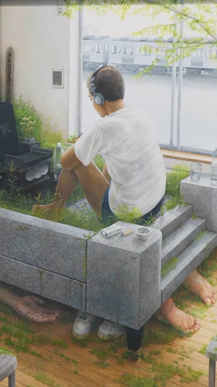 のインスタグラム：「“My Anxious Self”—an extensive exhibition of paintings by the late Tetsuya Ishida, curated by Cecilia Alemani (@ceciliaalemani)—closes at Gagosian, 555 West 24th Street, New York, tomorrow, October 21.   This comprehensive survey of paintings by the artist, divided into five thematic parts, is the first-ever exhibition of his work in New York. Ishida emerged as an artist during Japan’s “Lost Decade,” a recession that lasted through the 1990s, and his paintings capture the feelings of hopelessness, claustrophobia, and disconnection that characterized Japanese society during that time—even in the wake of its rapid technological advancement. Follow the link in our bio to learn more. __________ #TetsuyaIshida #Gagosian Installation video, “Tetsuya Ishida: My Anxious Self,” Gagosian, 555 West 24th Street, New York, September 12–October 21, 2023. Artwork © Tetsuya Ishida. Video: Pushpin Films (@pushpinfilms)」