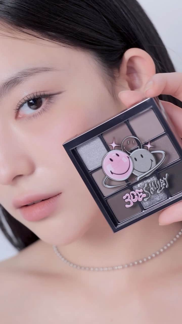 3CE Official Instagramのインスタグラム：「[3CE x SMILEY] 3CExSMILEY Makeup Tutorial # 1  👀 PALETTE 3CE MULTI EYE COLOR PALETTE (# A SHY ASH)  😊 BLUSHER 3CE FACE BLUSH (# KINDA SHY)  💄 LIP 3CE VELVET LIP TINT (# COZY CRUSH)  @3CE_OFFICIAL x @SMILEY  #3CEXSMILEY #3CEX스마일리 #EMBOSSYOURSMILE #SMILEY #SMILEYORIGINALS #3CE #3CESTYLENANDA #3CE스타일난다」