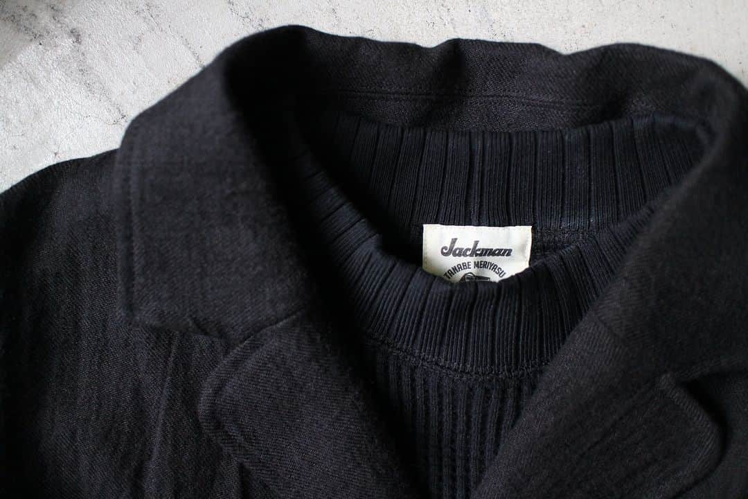 Jackmanさんのインスタグラム写真 - (JackmanInstagram)「▽ FW23 WAFFLE MIDNECK JM7200 100%COTTON ￥16,500 Color:07Black  極太の糸で 編み立てることで お洗濯による 型崩れや縮みが 少ない ワッフルミッドネック  綿100%の 優しい肌触りと 首元まで立ち上がるリブで 晩秋から春まで 1枚でもインナーでも 活躍します  ブラックは 初めてリリースした 10年前にIvory、Dark Navyに 続いて3番目に登場した お色です  ジャケットや アウターと幅広く 着合わせできます  ご一緒に SWEAT HIMO HENLEY JM7309 07Black OX HOODY COAT JM8370 07Black FLANNEL JACKET JM8311 07Black DOTSUME UMPS JACKET JM8227 07Black」10月21日 10時00分 - jackman_official