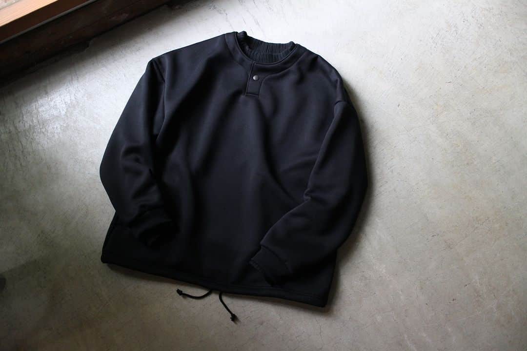 のインスタグラム：「▽ FW23 WAFFLE MIDNECK JM7200 100%COTTON ￥16,500 Color:07Black  極太の糸で 編み立てることで お洗濯による 型崩れや縮みが 少ない ワッフルミッドネック  綿100%の 優しい肌触りと 首元まで立ち上がるリブで 晩秋から春まで 1枚でもインナーでも 活躍します  ブラックは 初めてリリースした 10年前にIvory、Dark Navyに 続いて3番目に登場した お色です  ジャケットや アウターと幅広く 着合わせできます  ご一緒に SWEAT HIMO HENLEY JM7309 07Black OX HOODY COAT JM8370 07Black FLANNEL JACKET JM8311 07Black DOTSUME UMPS JACKET JM8227 07Black」
