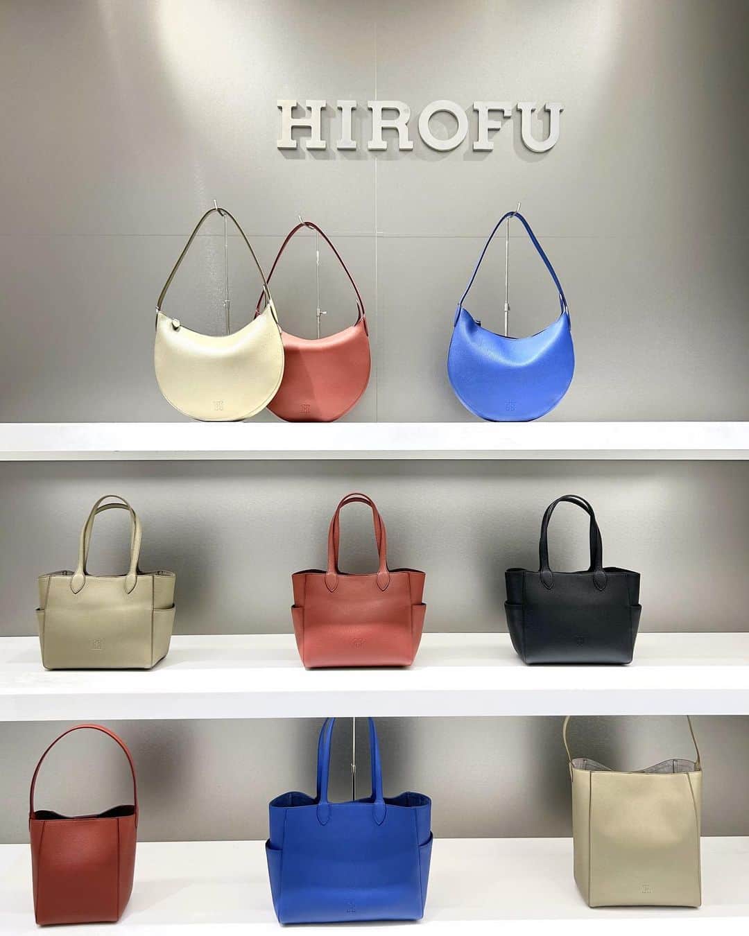 ISETAN PARK netのインスタグラム：「＜ヒロフ＞の新作と秋冬のお出かけを楽しもう！👜💚    創業以来、Simple・Minimal・Contemporaryをコンセプトに、時代やトレンドに左右されることのない、独自のスタイルを提案しつづけている＜HIROFU／ヒロフ＞。  秋冬コレクションをはじめ、イタリアのタンナーと開発したヒロフオリジナルレザーシリーズ「ヴァローレ」を先行販売でご紹介します。  秋冬コーディネートのアクセントに＜ヒロフ＞のアイテムを取り入れてみませんか？👜    ＜HIROFU／ヒロフ＞Autumn Winter POP UP  ■開催中～10月24日(火)  ■本館1階 ハンドバッグ/プロモーション    詳しくは @isetan_shinjuku ストーリーズハイライト「POP UP」▼  https://www.mistore.jp/store/shinjuku/shops/women_fashiongoods/bags/shopnews_list/shopnews084.html    商品のお問い合わせ▼  三越伊勢丹リモートショッピングアプリ  ⇒【本館1階】婦人ハンドバッグ・財布    @hirofu_official  @isetan_shinjuku_handbag    #HIROFU #aw23hirofu #ヒロフ #ヒロフバッグ #レザーバッグ #革小物 #ハンドバッグ  #isetan #isetanshinjuku #이세탄 #신주쿠이세탄 #이세탄백화점 #イセタン #伊勢丹 #伊勢丹新宿 #新宿伊勢丹 #伊勢丹新宿店 #伊勢丹ハンドバッグ」
