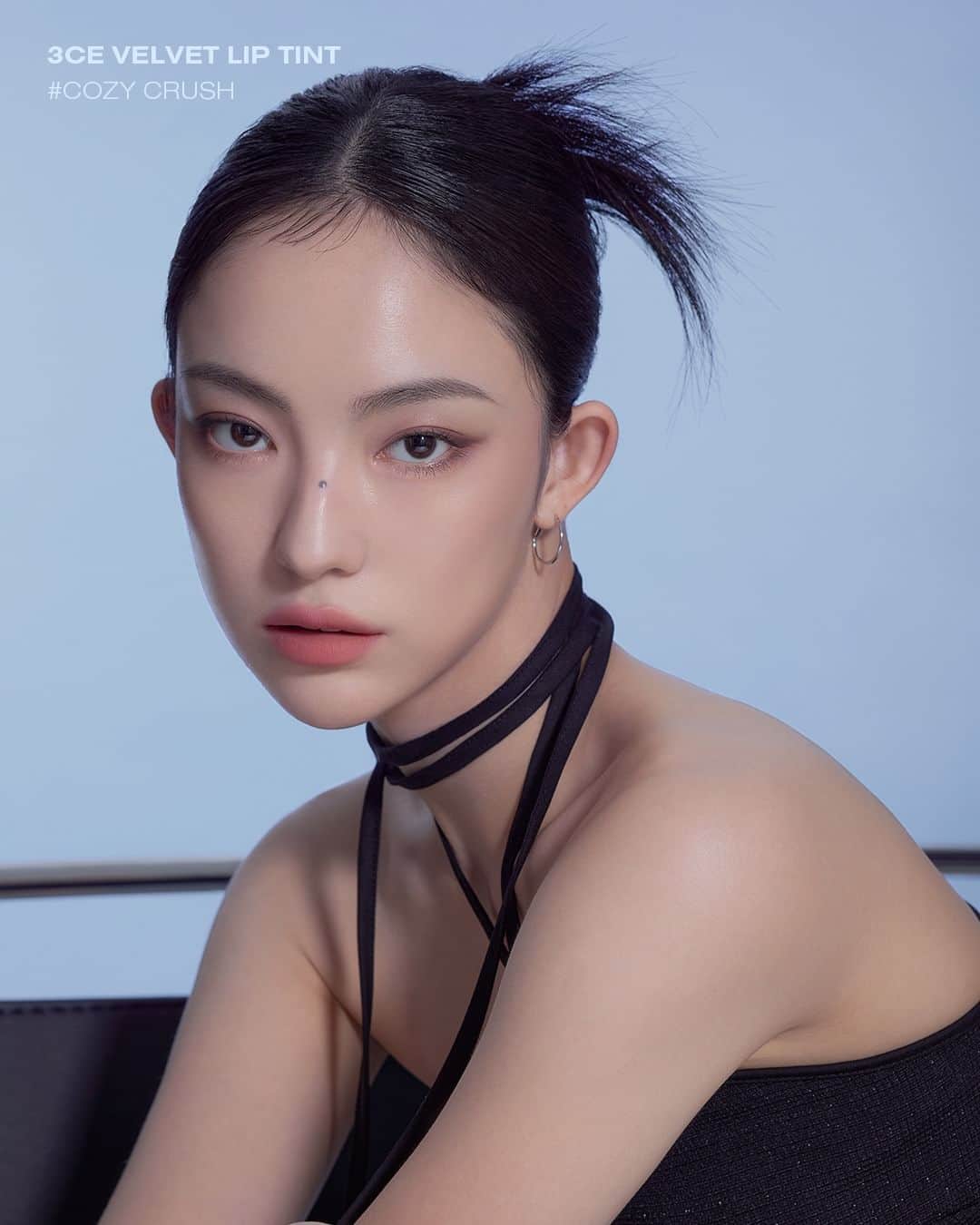 Official STYLENANDAのインスタグラム：「MUTE YOUR COOL 💟 3CE 애쉬라벤더 에디션  코지하고 차분한 분위기의 밀크티 피치 누드  🆕 3CE VELVET LIP TINT # COZY CRUSH  #3CE #3CESTYLENANDA #3CE스타일난다 #MUTEYOURCOOL #3CE애쉬라벤더에디션 #3CEVELVETLIPTINT #3CELIP #3CE벨벳립틴트 #3CE립 #COZYCRUSH」