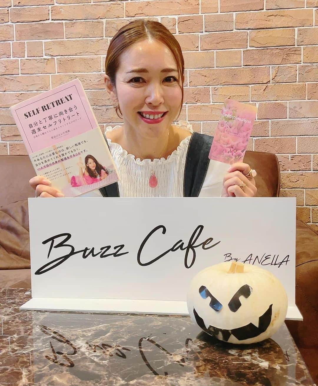 長谷川朋美のインスタグラム：「セルフリトリート®︎インストラクター交流会in赤坂 @buzz_cafe_by_anella   我が家の保護犬たちがレスキューされた保護団体 @dogrescue_anella が運営する DOGカフェを貸切で💕  （私たちは犬なしですが子供たちが👶）  自分自身のお片付けメソッド @self_retreat は心と体の健康や、  真の豊かさに目覚め 調和した社会を創ることができます✨  私はこのメソッドの創始者であると同時に 私自身このセルフリトリート®︎を日々行い 自分を整えることの実践者です😌  現在セルフリトリート®︎インストラクターは 全国/海外に289名おりますが、  本気で世界中の人に広めたいと思っていて 来年からはまた新たな展開もございます💕  インストラクターのみんなと ウェルビーイングな人たちを 増やしていきたいと思っていますので、  ご興味ある方は是非、 マスターインストラクターから インストラクター養成講座を ご受講くださいね🌈  @ryokoodakura  @ma_yu_miiii  @mika.tokoi  @hinata_sunnyday  @akala.room   ・ インストラクター交流会の後は 私の気学と風水の先生 @keiko.happy24 に 来年の動き方の相談をしていただいたのですが  思いがけずBDのお祝いをしていただきました🥹  実は年末に、恵子さんコラボのお仕事が 2つあるのでお楽しみにどうぞー✨  #セルフリトリート #selfretreat #自分自身のお片付け」