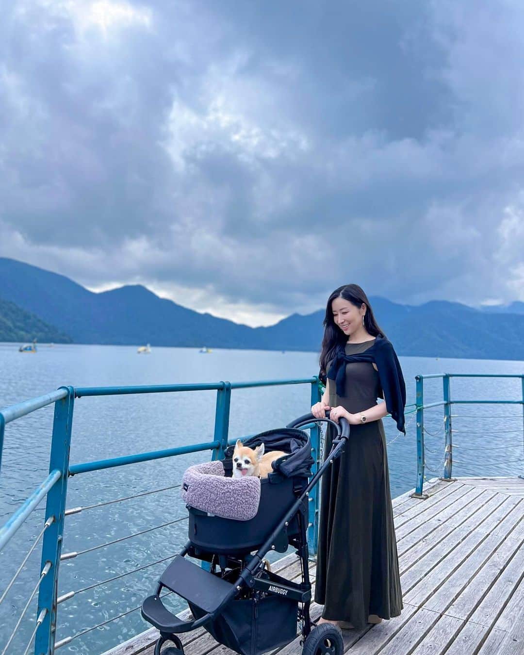 高倉絵理さんのインスタグラム写真 - (高倉絵理Instagram)「バイロンと栃木旅行②  中禅寺湖へ。  中禅寺湖の周りは ちょうど良い散歩コースになっていて ワンちゃんをお散歩させている方も たくさんいました。  バイロンはずっとカートに入ったままで 飼い主の散歩。  中禅寺湖遊覧もあってペット可でしたが キャリーかゲージに入れたままで 顔出しNGだったので断念。  バイロンと美しい湖に癒されました。  📍中禅寺湖 栃木県日光市中宮祠  #中禅寺湖 #栃木旅行 #栃木観光 #わんこと栃木旅行 #ペットと旅行 #わんことお出掛け #日光 #日光旅行 #日光観光」10月21日 10時01分 - eri_t28