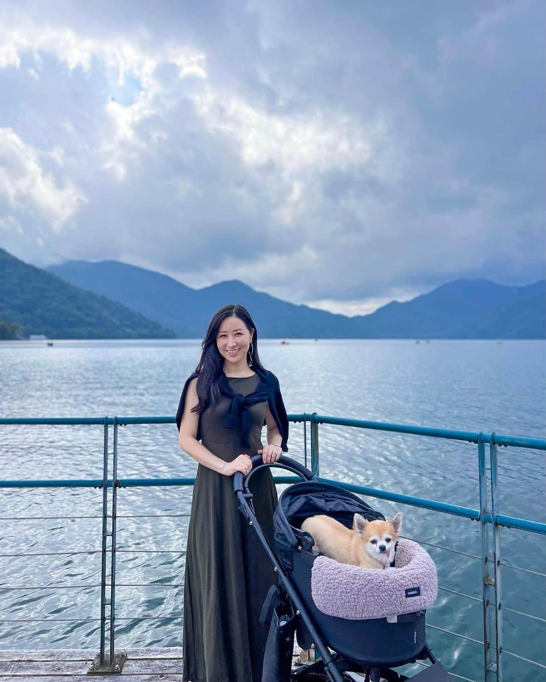 高倉絵理さんのインスタグラム写真 - (高倉絵理Instagram)「バイロンと栃木旅行②  中禅寺湖へ。  中禅寺湖の周りは ちょうど良い散歩コースになっていて ワンちゃんをお散歩させている方も たくさんいました。  バイロンはずっとカートに入ったままで 飼い主の散歩。  中禅寺湖遊覧もあってペット可でしたが キャリーかゲージに入れたままで 顔出しNGだったので断念。  バイロンと美しい湖に癒されました。  📍中禅寺湖 栃木県日光市中宮祠  #中禅寺湖 #栃木旅行 #栃木観光 #わんこと栃木旅行 #ペットと旅行 #わんことお出掛け #日光 #日光旅行 #日光観光」10月21日 10時01分 - eri_t28