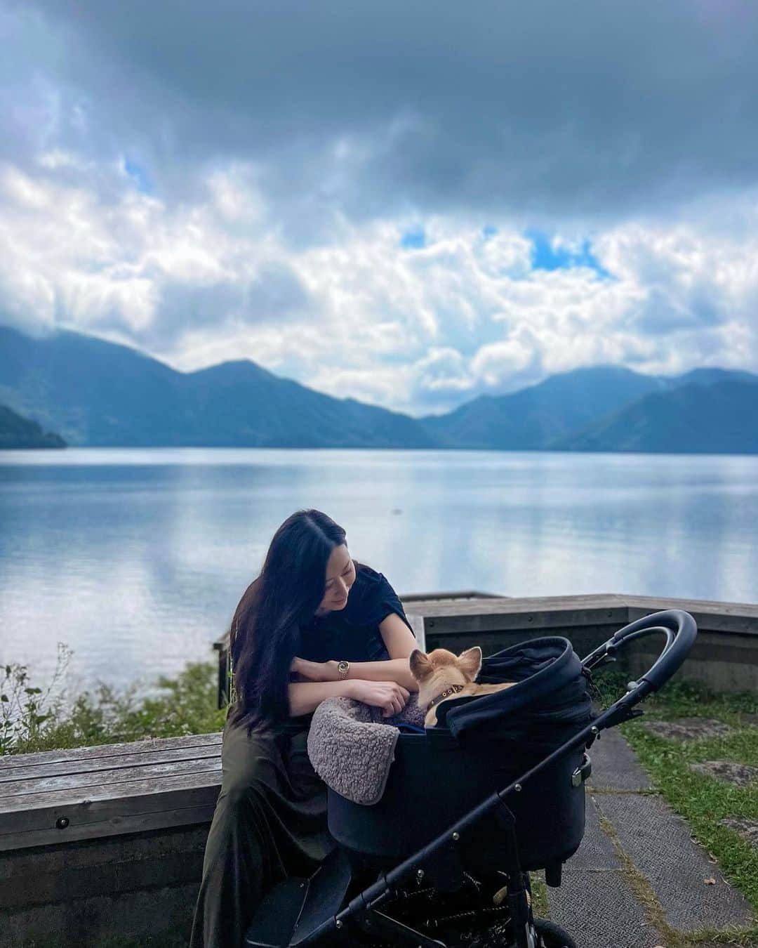 高倉絵理さんのインスタグラム写真 - (高倉絵理Instagram)「バイロンと栃木旅行②  中禅寺湖へ。  中禅寺湖の周りは ちょうど良い散歩コースになっていて ワンちゃんをお散歩させている方も たくさんいました。  バイロンはずっとカートに入ったままで 飼い主の散歩。  中禅寺湖遊覧もあってペット可でしたが キャリーかゲージに入れたままで 顔出しNGだったので断念。  バイロンと美しい湖に癒されました。  📍中禅寺湖 栃木県日光市中宮祠  #中禅寺湖 #栃木旅行 #栃木観光 #わんこと栃木旅行 #ペットと旅行 #わんことお出掛け #日光 #日光旅行 #日光観光」10月21日 10時01分 - eri_t28