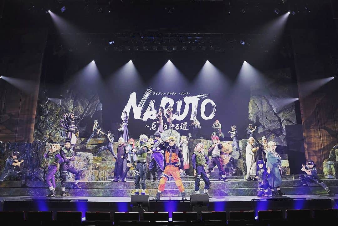 悠未ひろさんのインスタグラム写真 - (悠未ひろInstagram)「ストーリーズばかりで、投稿サボっておりましたので、公演中のNARUTOのお写真、アップします🐍✨ 2023年10月8日にKAAT神奈川芸術劇場にて幕を開けました、ライブ・スペクタクルNARUTO〜忍の生きる道〜 8年続いてきた、この舞台ナルトがいよいよ最終章。 私は初演、再演、暁の調べ、再演、そして今回…と大蛇丸として、出演させていただいております！ なんと、幸せな事でしょう。もう身体の一部になりつつある大蛇丸さま。 最後まで、この素晴らしいNARUTOが繋げてくれたカンパニーの皆さんと共に、駆け抜けるというより、踏みしめて、大切に生きていきたいと思います✨ あー終わるの寂しい←心の声🥹  #舞台 #ナルト #naruto #ライブスペクタクルnaruto  #劇団naruto #大好きな仲間 #感謝 #悠未ひろ #大蛇丸 #オロチマル #orochimaru #こんなメイクをしております #大切に #最後までよろしくお願いします」10月21日 10時02分 - hiroyuumitomo