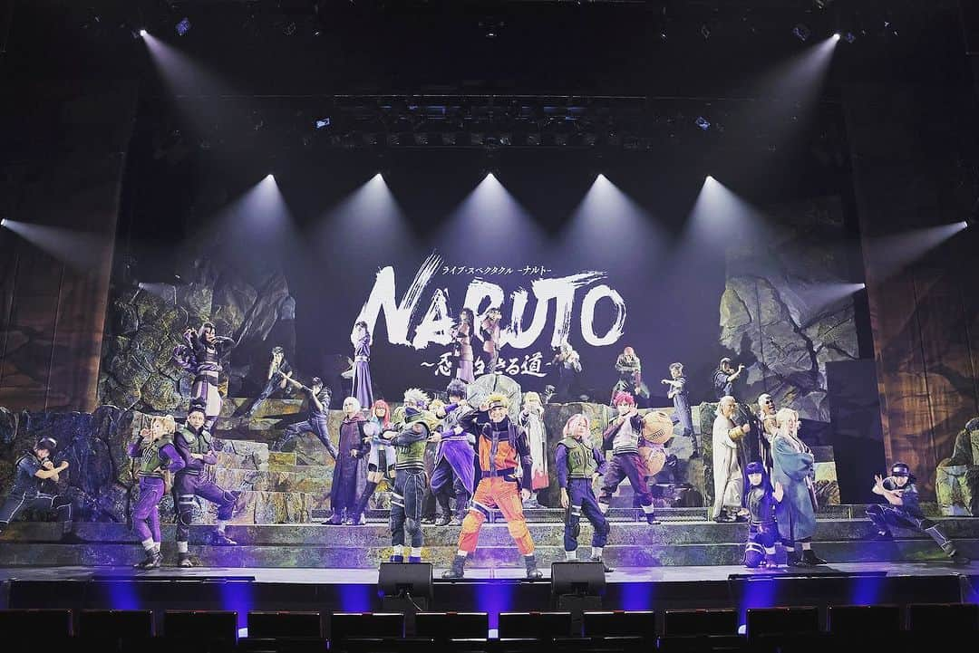 悠未ひろのインスタグラム：「ストーリーズばかりで、投稿サボっておりましたので、公演中のNARUTOのお写真、アップします🐍✨ 2023年10月8日にKAAT神奈川芸術劇場にて幕を開けました、ライブ・スペクタクルNARUTO〜忍の生きる道〜 8年続いてきた、この舞台ナルトがいよいよ最終章。 私は初演、再演、暁の調べ、再演、そして今回…と大蛇丸として、出演させていただいております！ なんと、幸せな事でしょう。もう身体の一部になりつつある大蛇丸さま。 最後まで、この素晴らしいNARUTOが繋げてくれたカンパニーの皆さんと共に、駆け抜けるというより、踏みしめて、大切に生きていきたいと思います✨ あー終わるの寂しい←心の声🥹  #舞台 #ナルト #naruto #ライブスペクタクルnaruto  #劇団naruto #大好きな仲間 #感謝 #悠未ひろ #大蛇丸 #オロチマル #orochimaru #こんなメイクをしております #大切に #最後までよろしくお願いします」